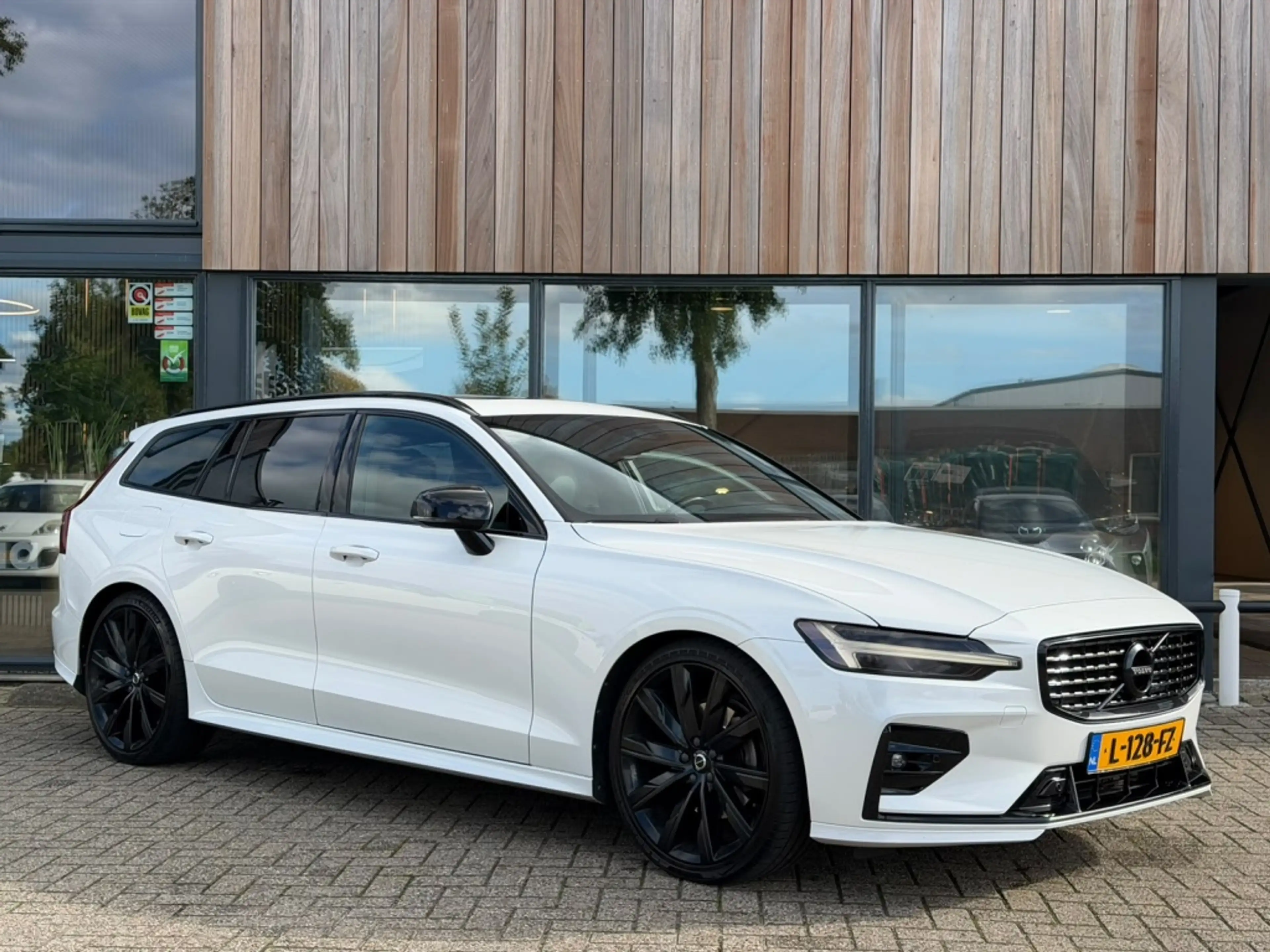 Volvo V60 2.0 B3 R-Design — photo 40