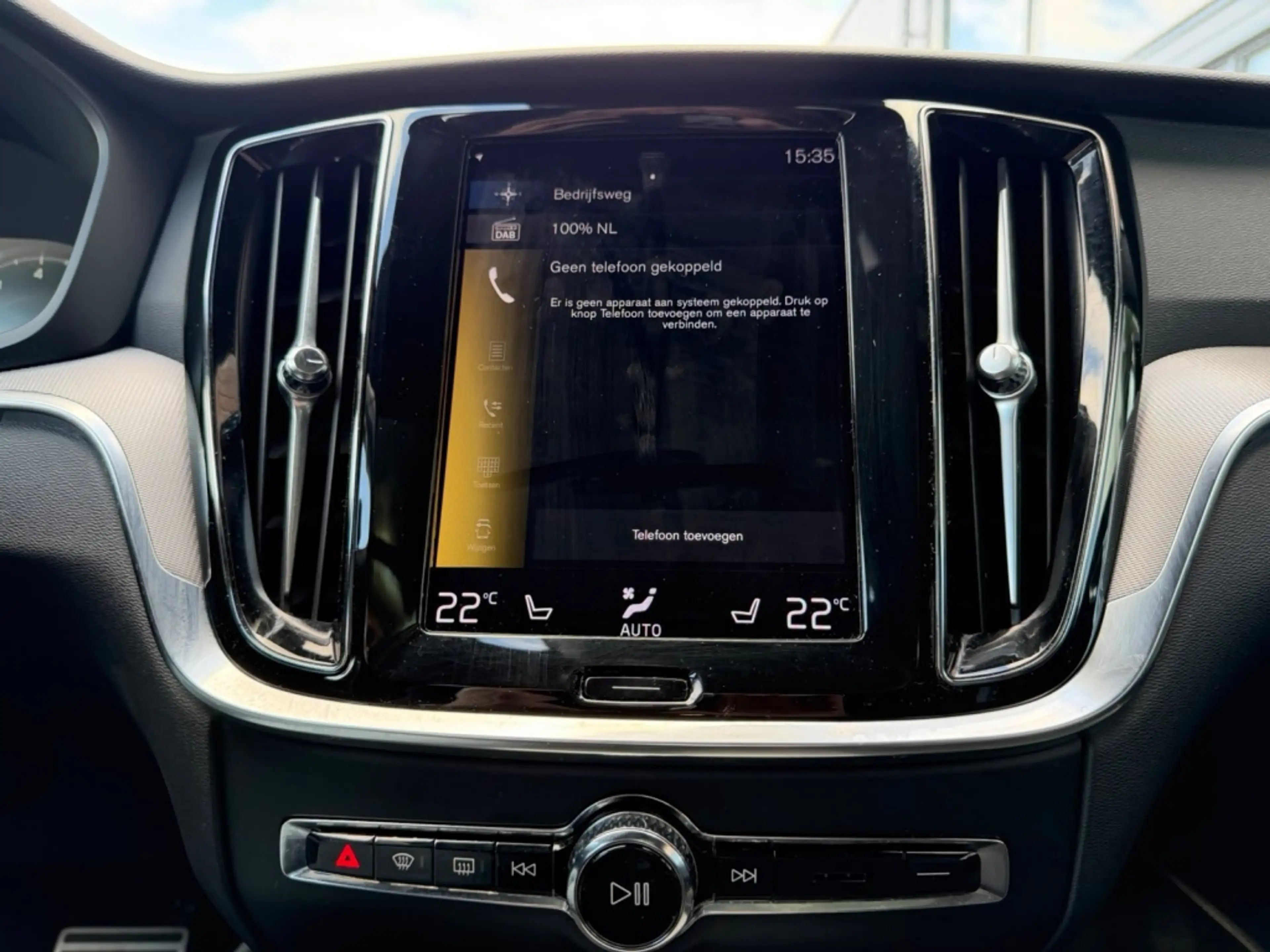 Volvo V60 2.0 B3 R-Design — photo 33