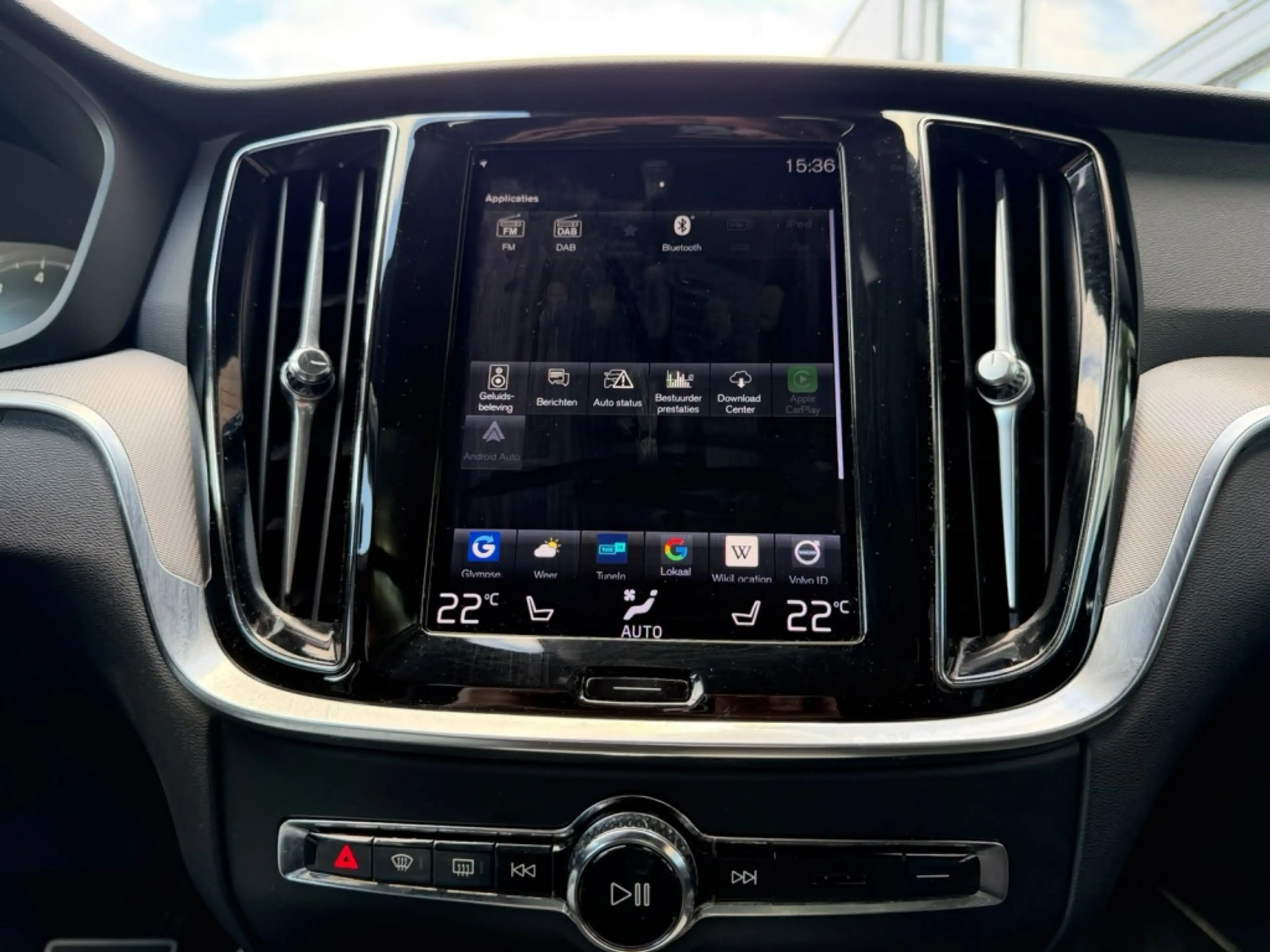 Volvo V60 2.0 B3 R-Design — photo 35
