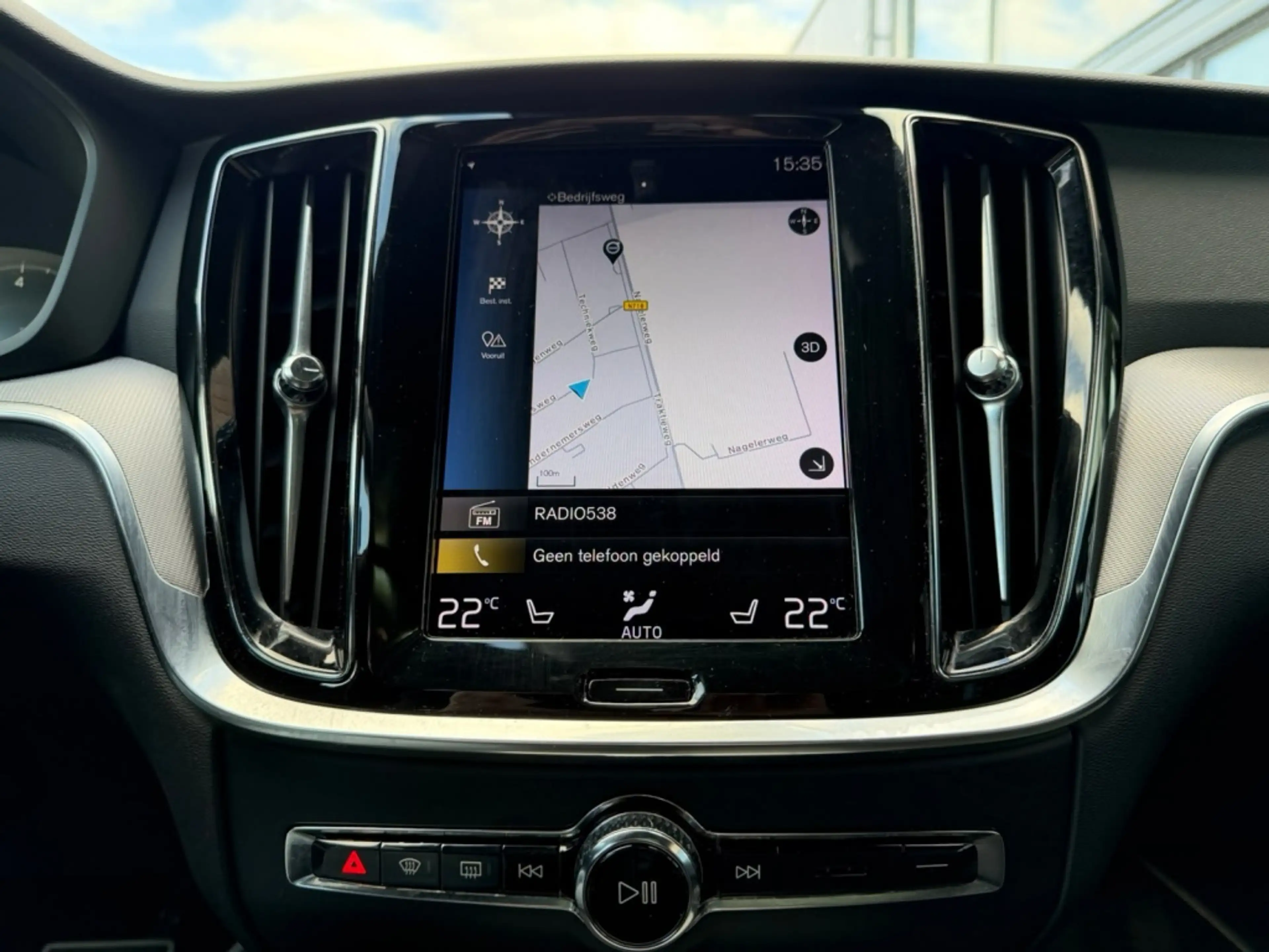 Volvo V60 2.0 B3 R-Design — photo 31