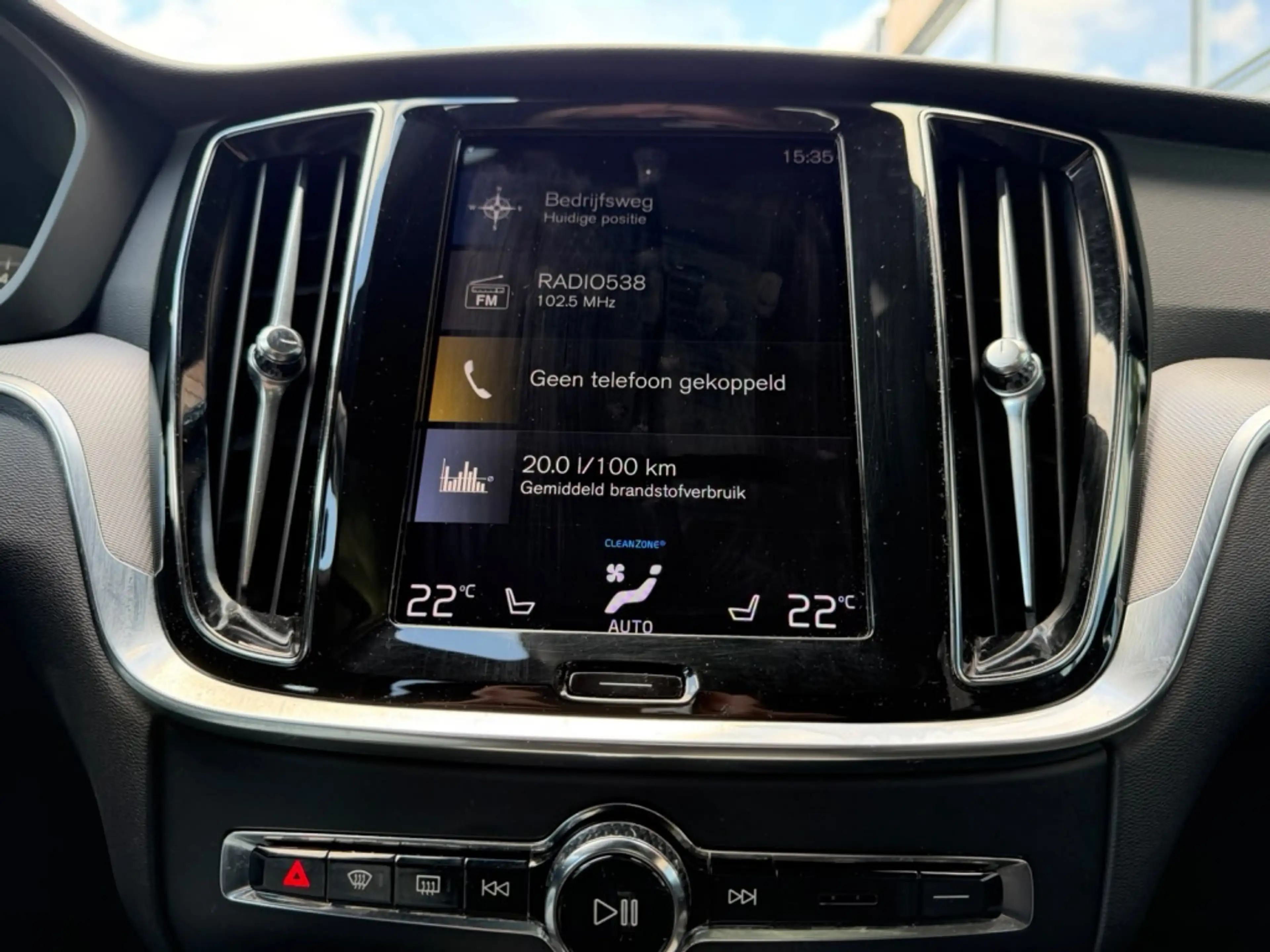Volvo V60 2.0 B3 R-Design — photo 29