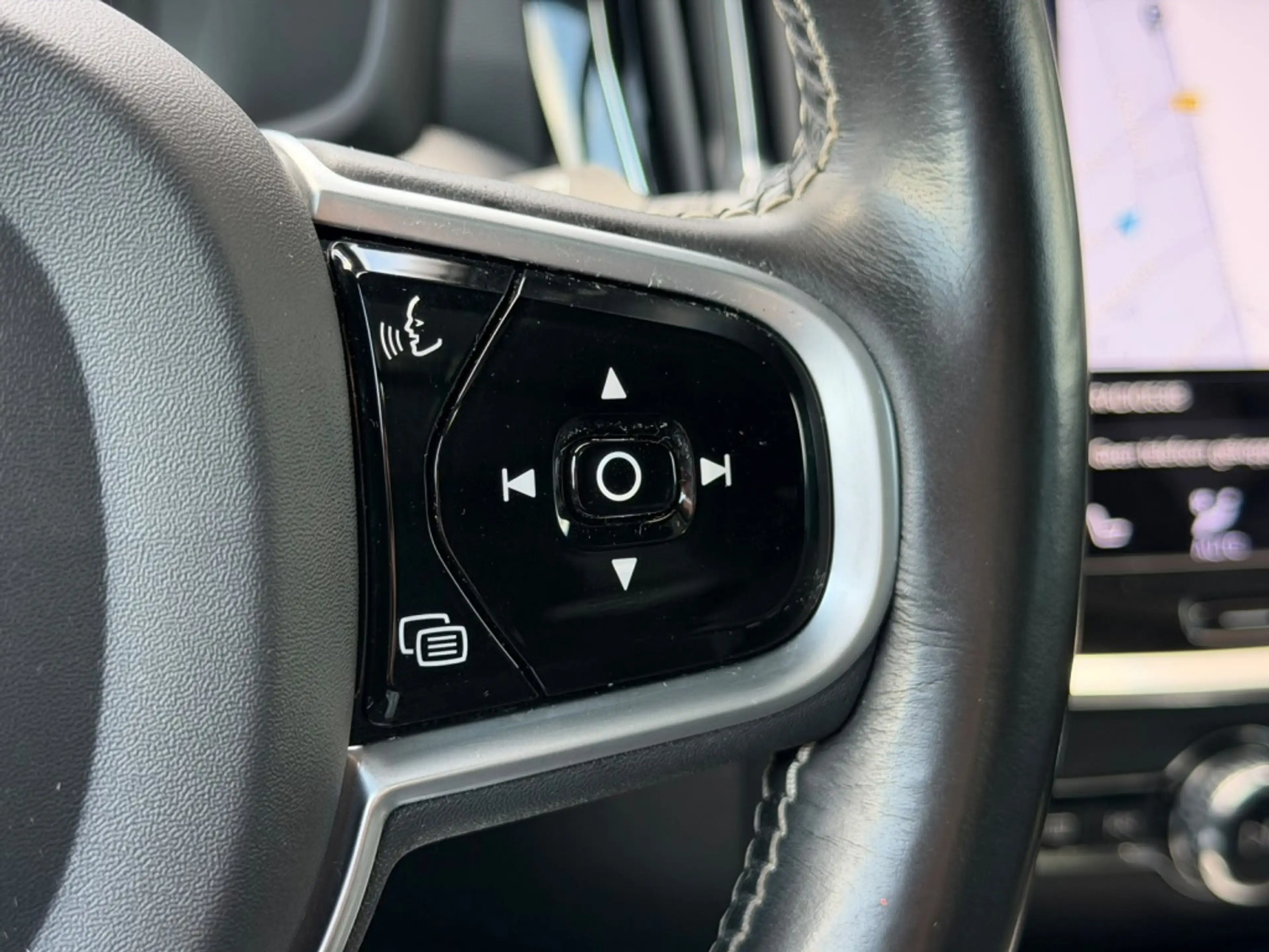 Volvo V60 2.0 B3 R-Design — photo 37