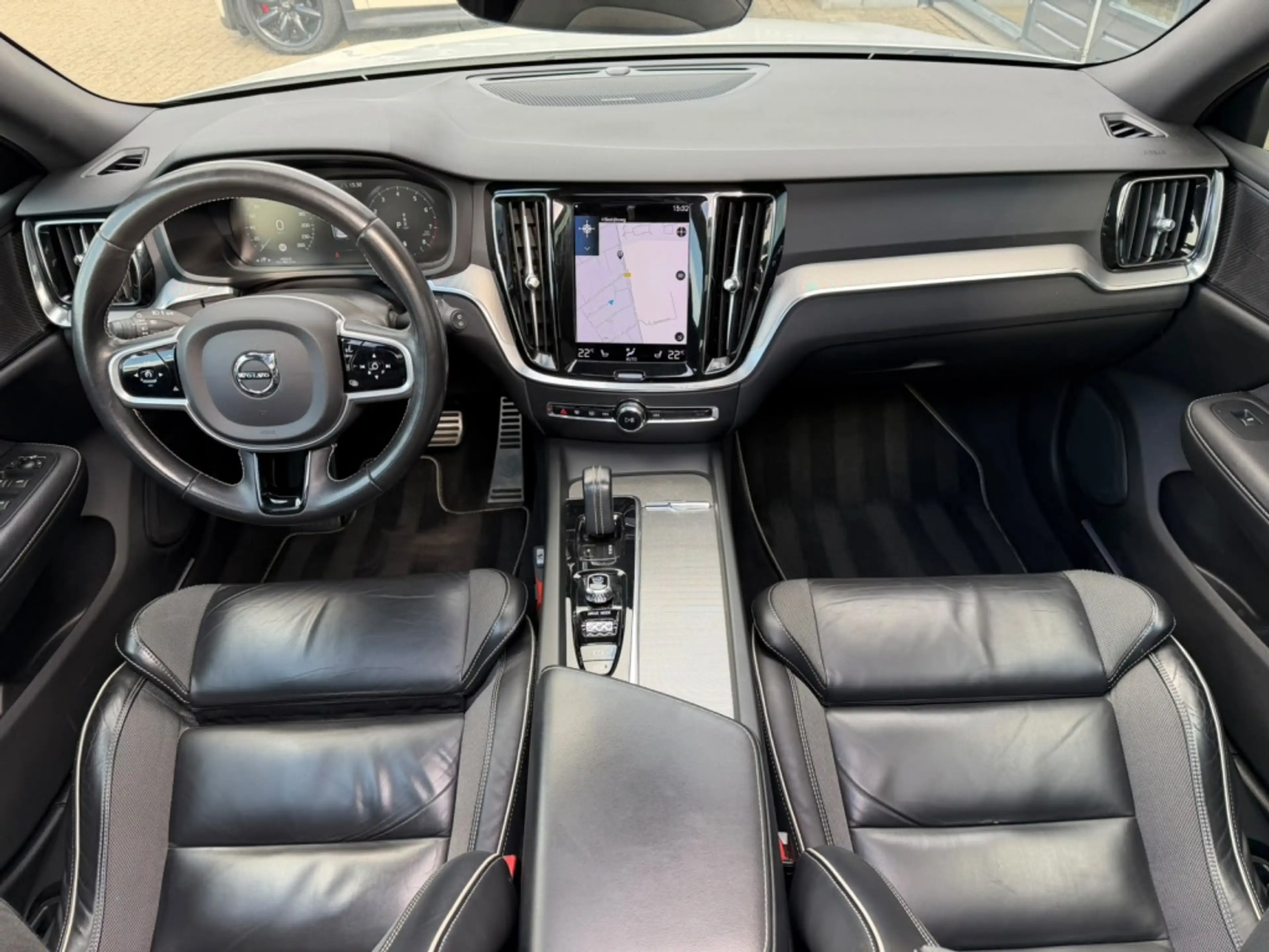 Volvo V60 2.0 B3 R-Design — photo 4