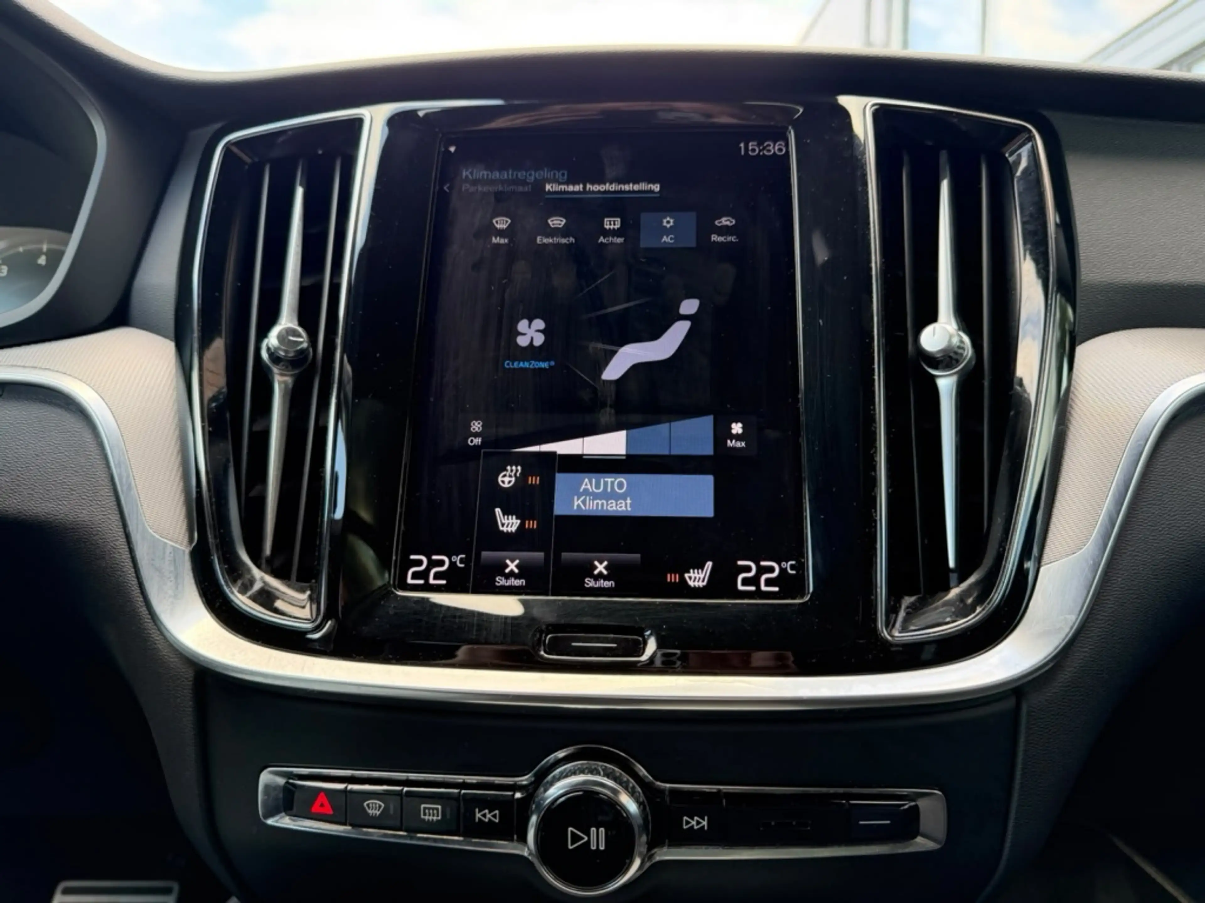 Volvo V60 2.0 B3 R-Design — photo 15