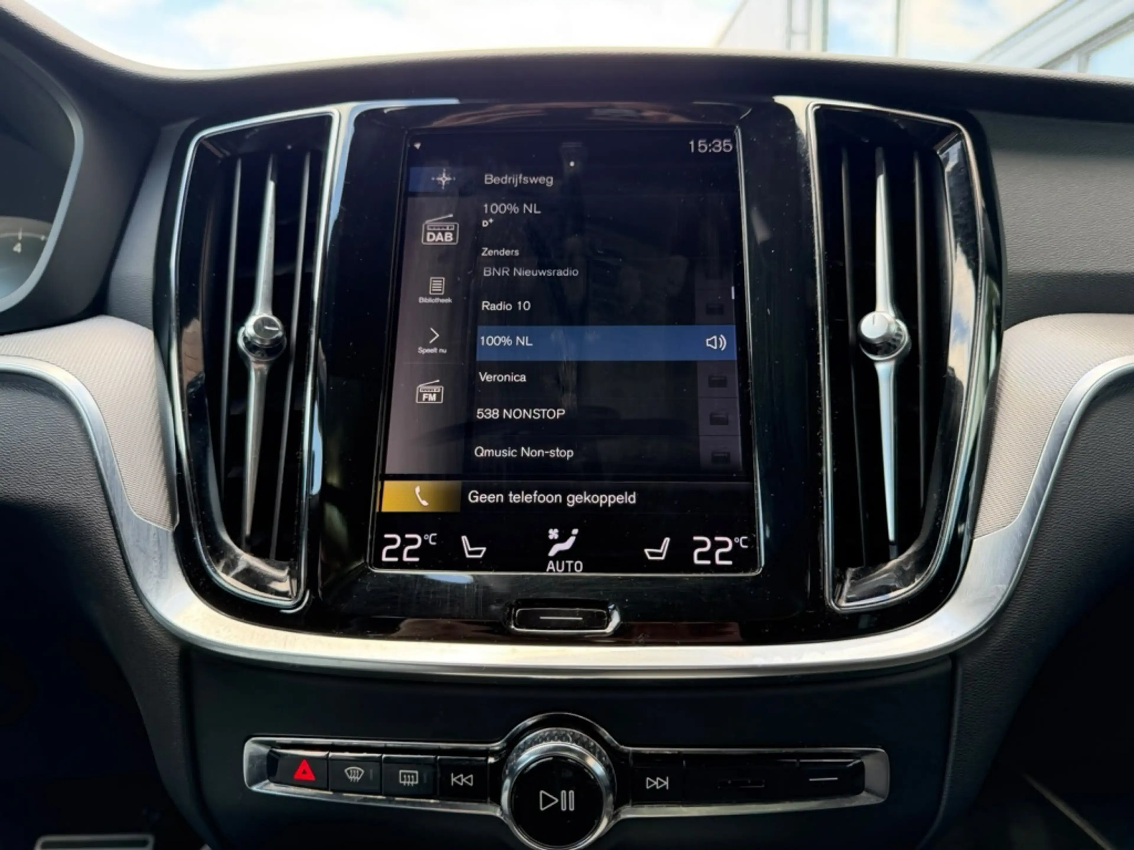 Volvo V60 2.0 B3 R-Design — photo 32