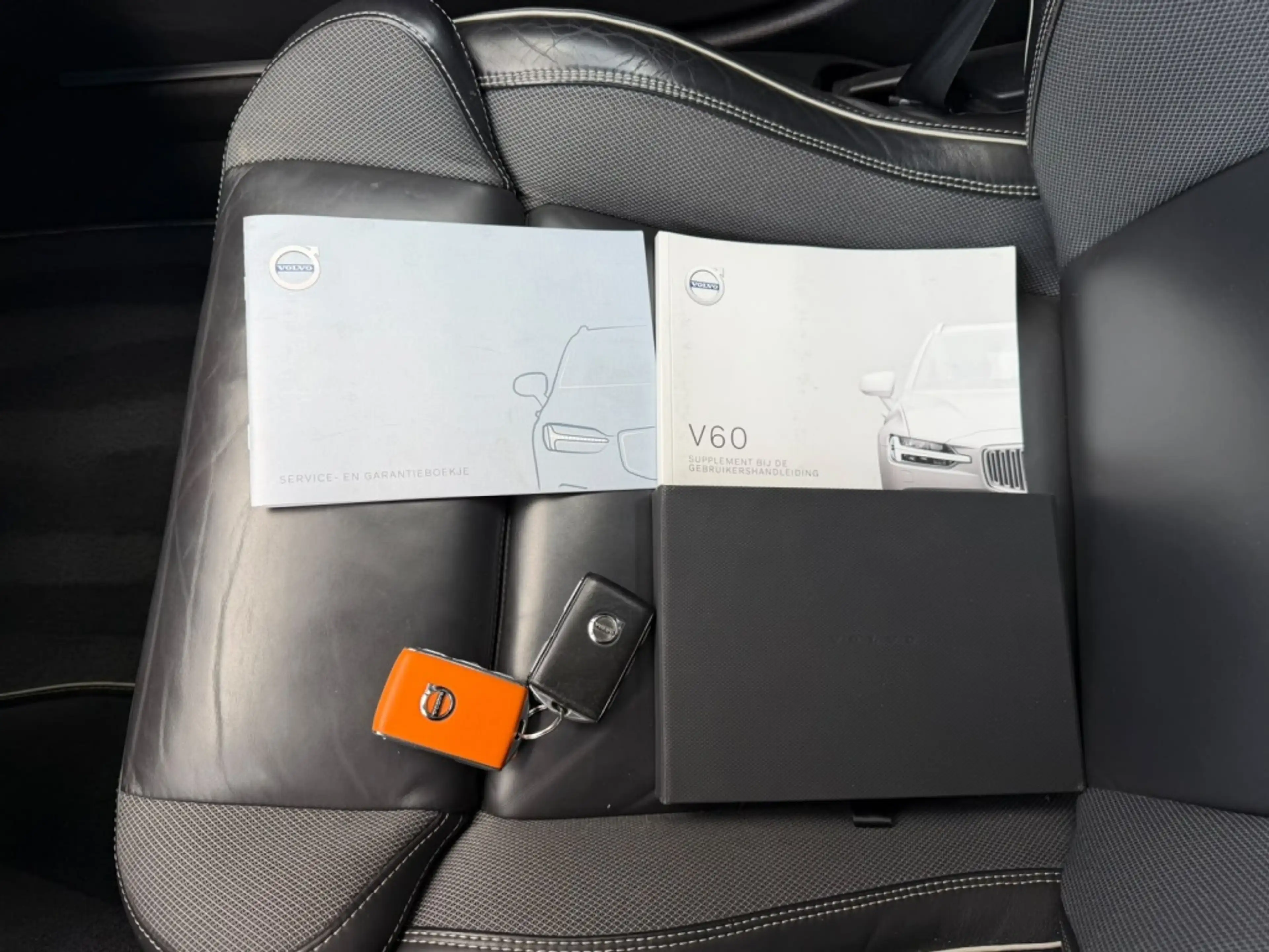 Volvo V60 2.0 B3 R-Design — photo 11