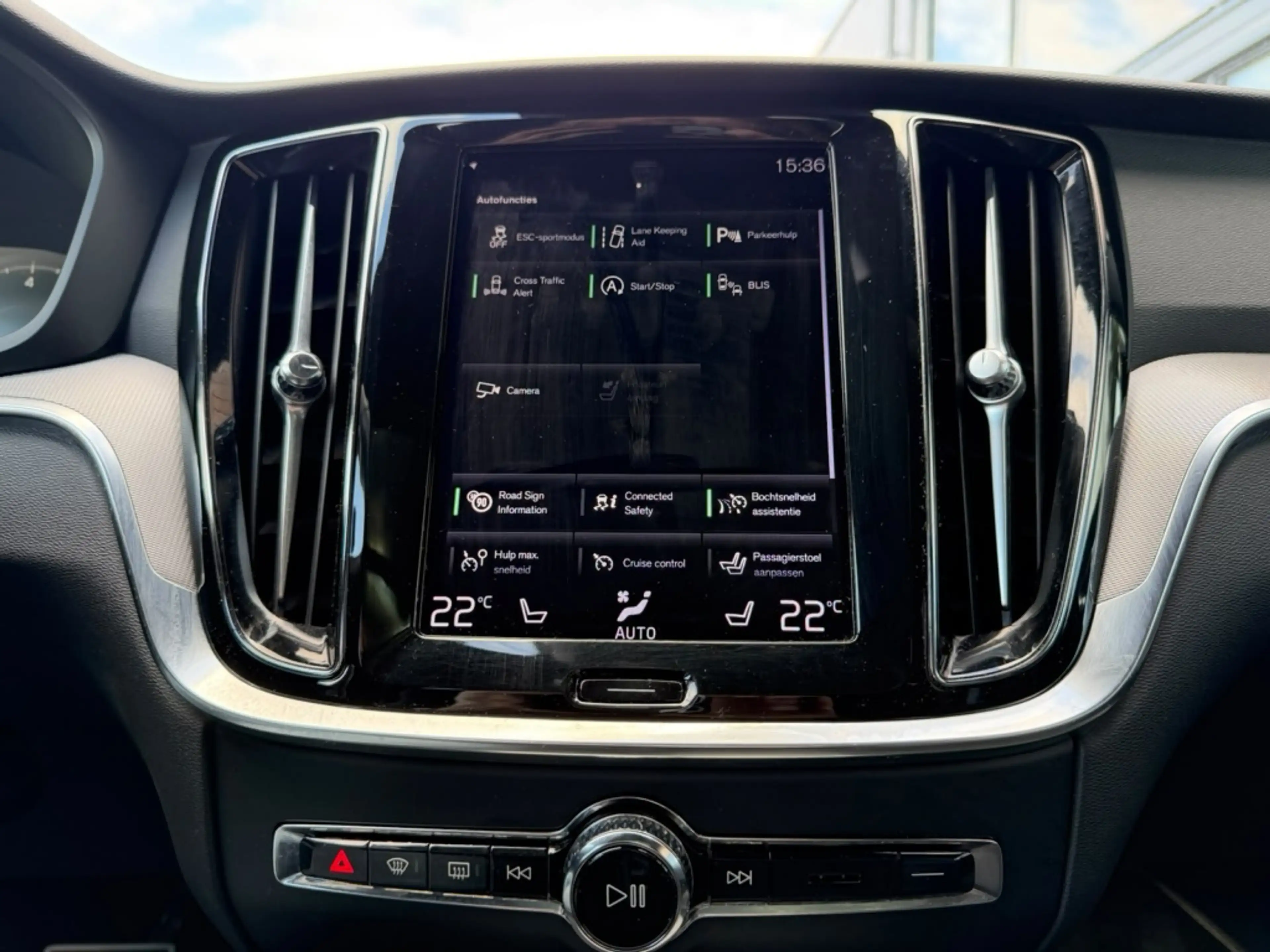 Volvo V60 2.0 B3 R-Design — photo 34