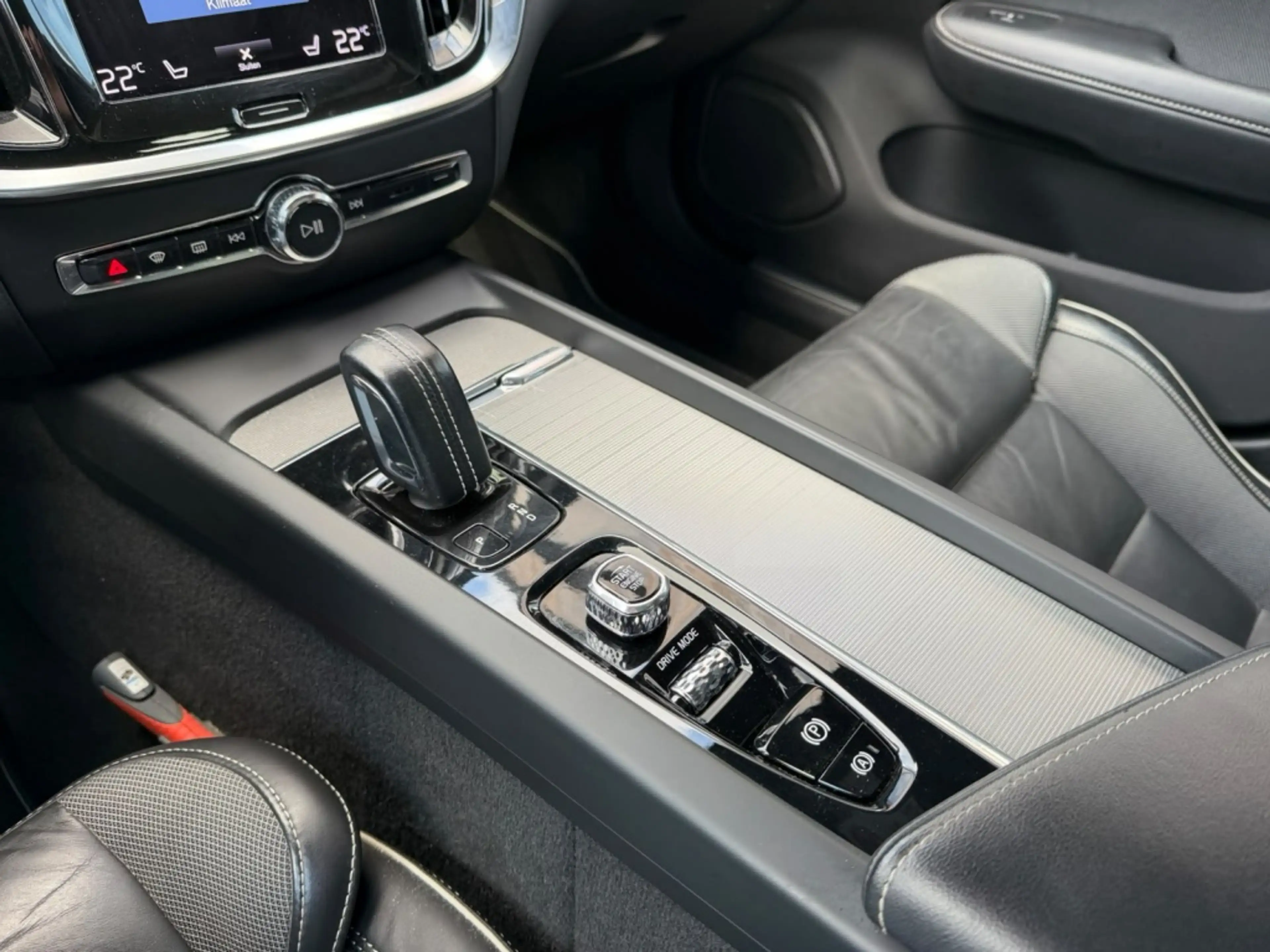 Volvo V60 2.0 B3 R-Design — photo 36