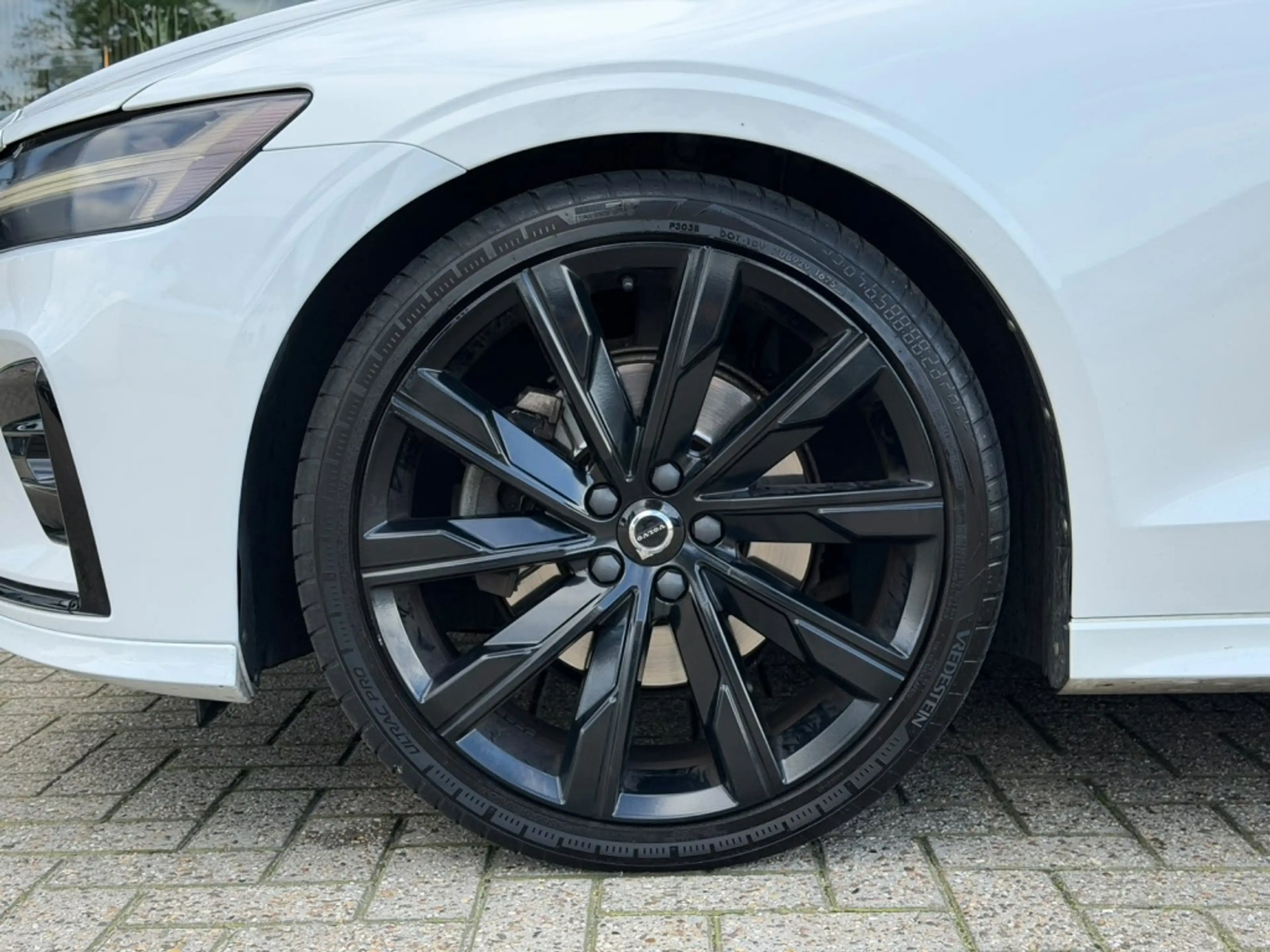 Volvo V60 2.0 B3 R-Design — photo 10