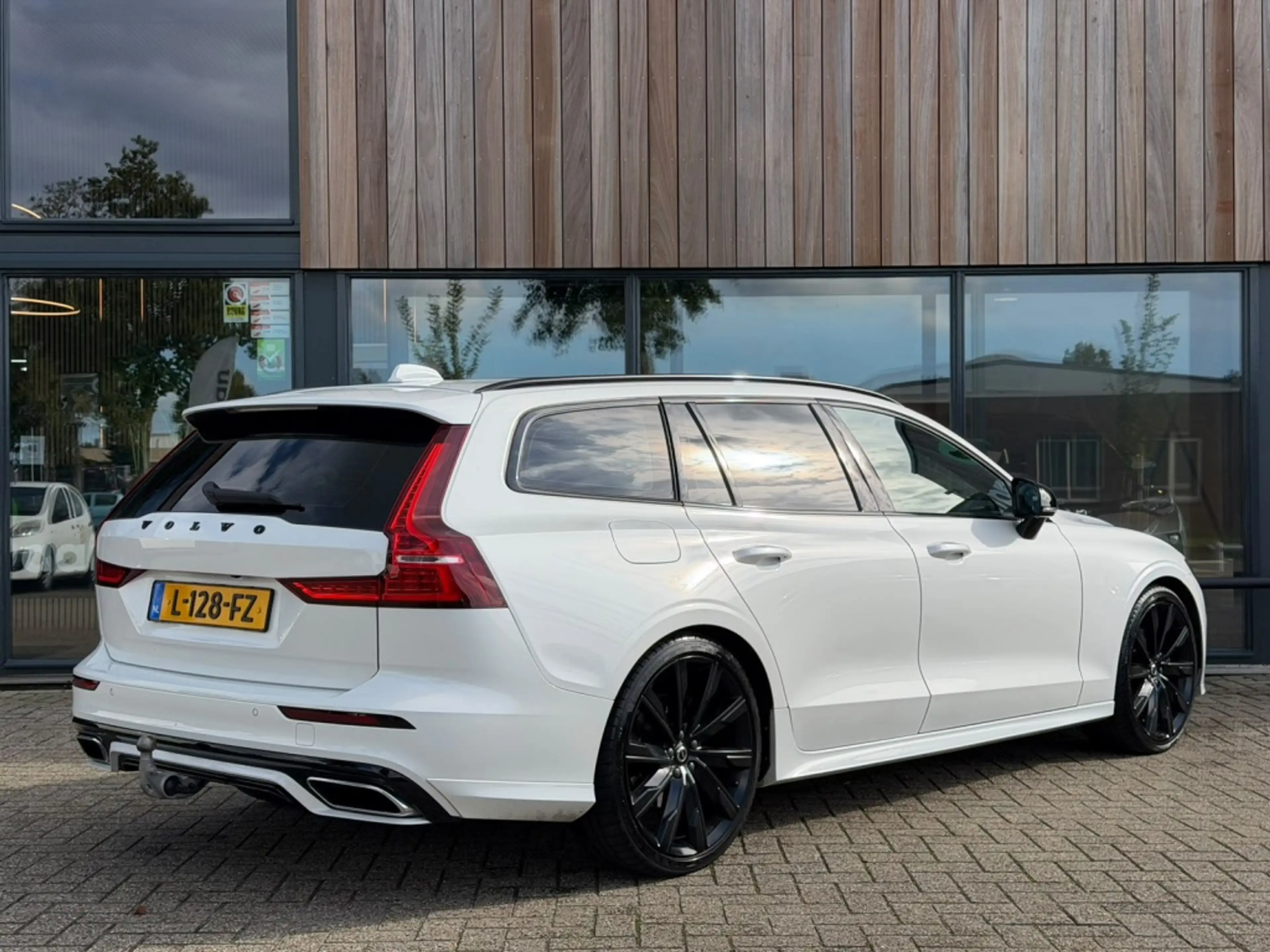 Volvo V60 2.0 B3 R-Design — photo 2