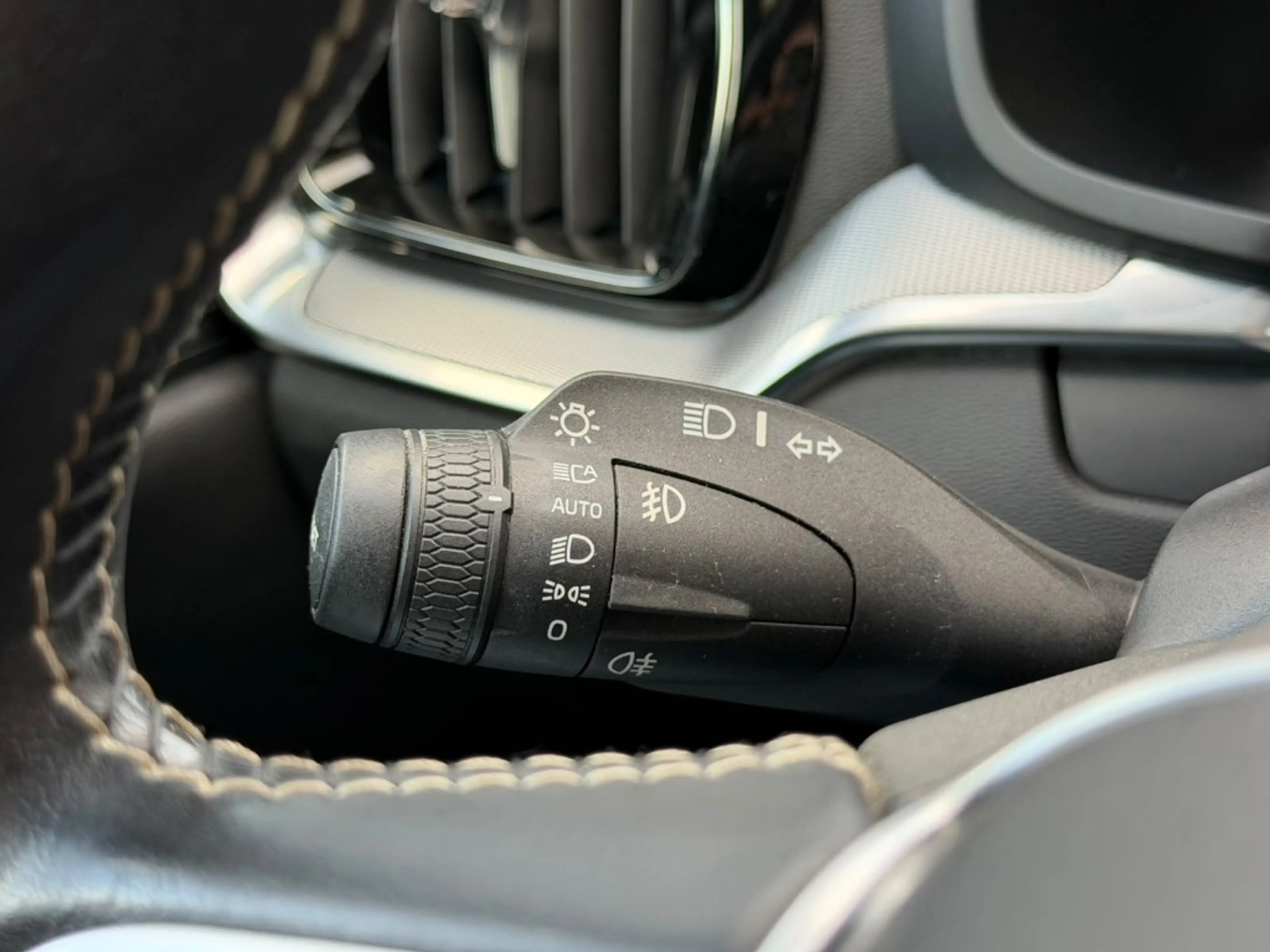 Volvo V60 2.0 B3 R-Design — photo 27