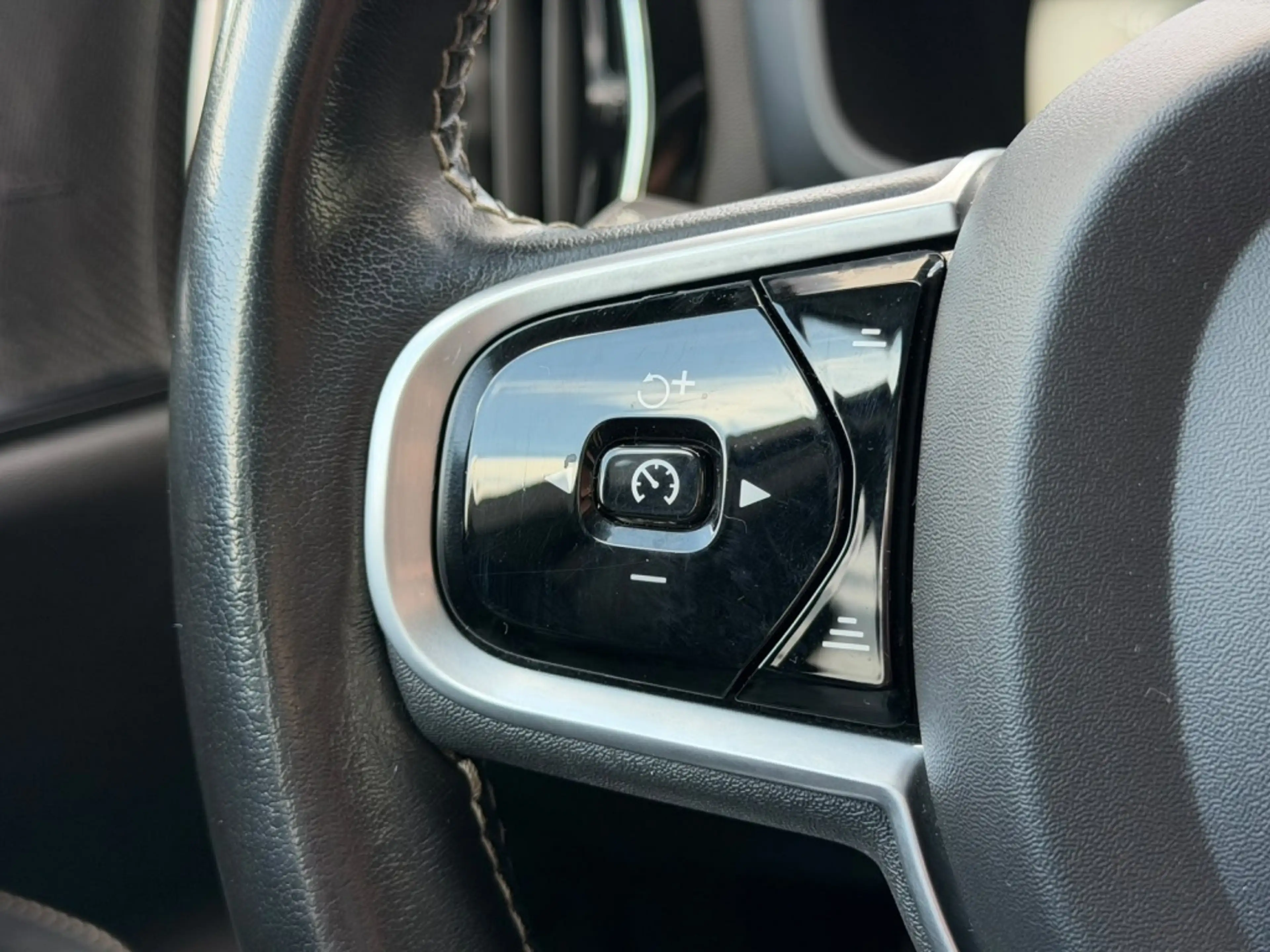 Volvo V60 2.0 B3 R-Design — photo 26