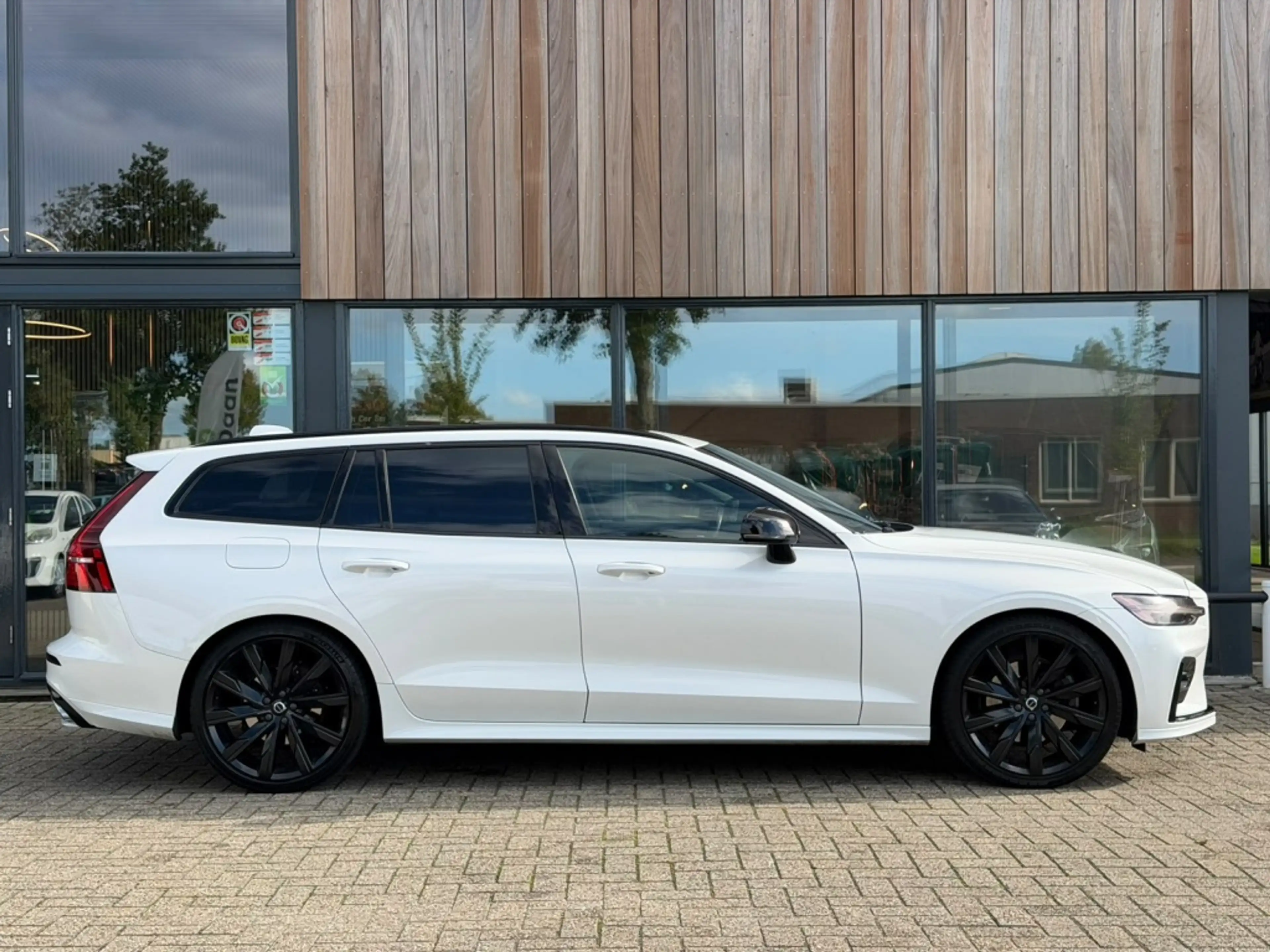 Volvo V60 2.0 B3 R-Design — photo 39