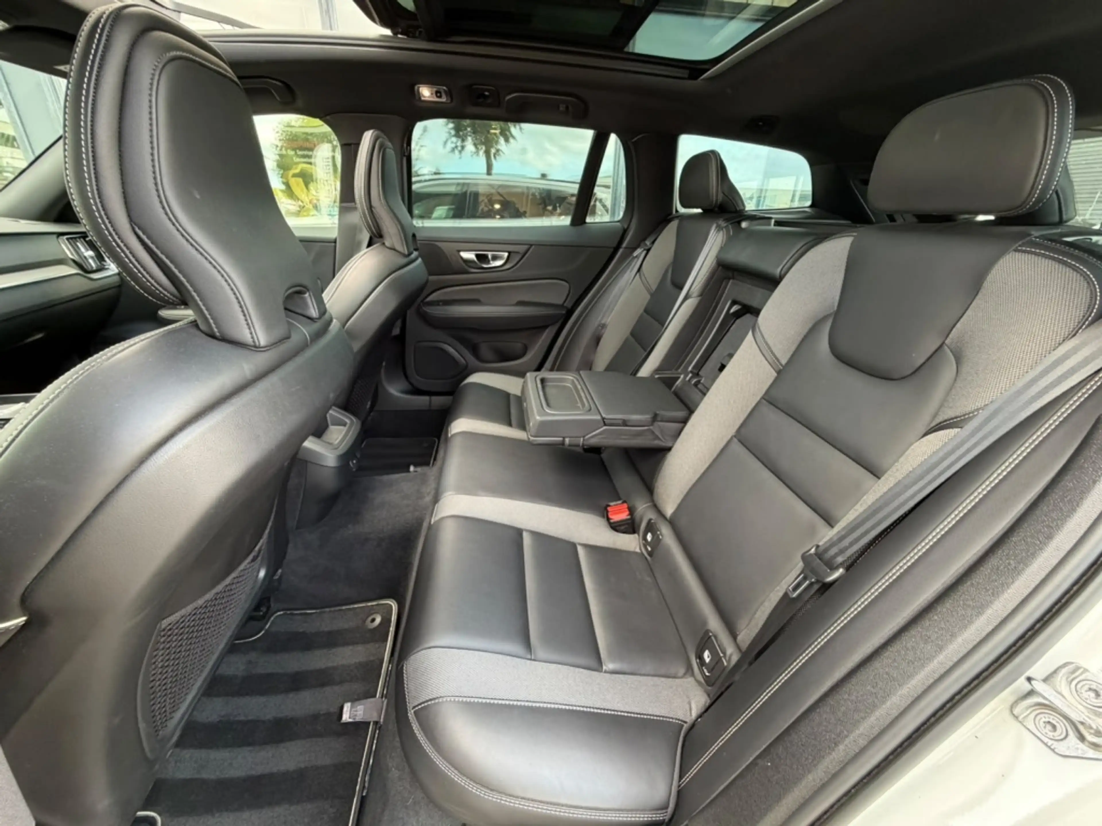 Volvo V60 2.0 B3 R-Design — photo 7