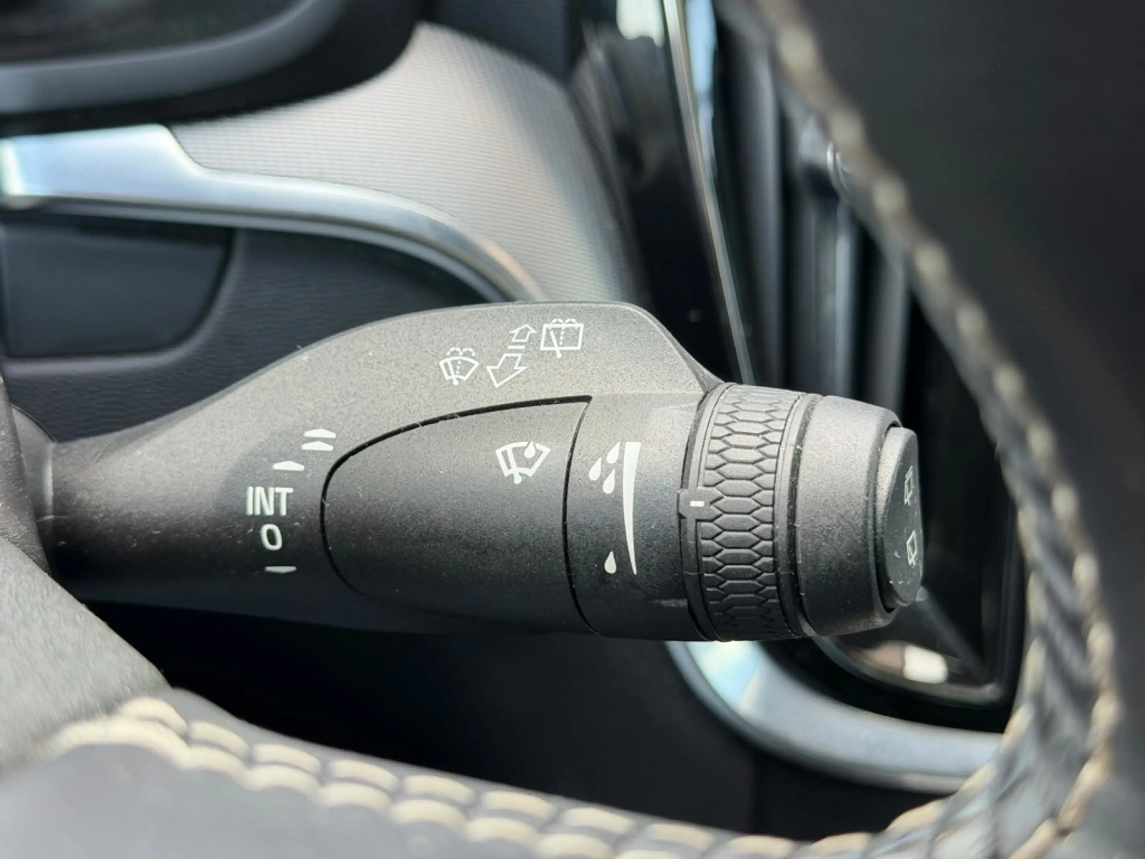 Volvo V60 2.0 B3 R-Design — photo 28