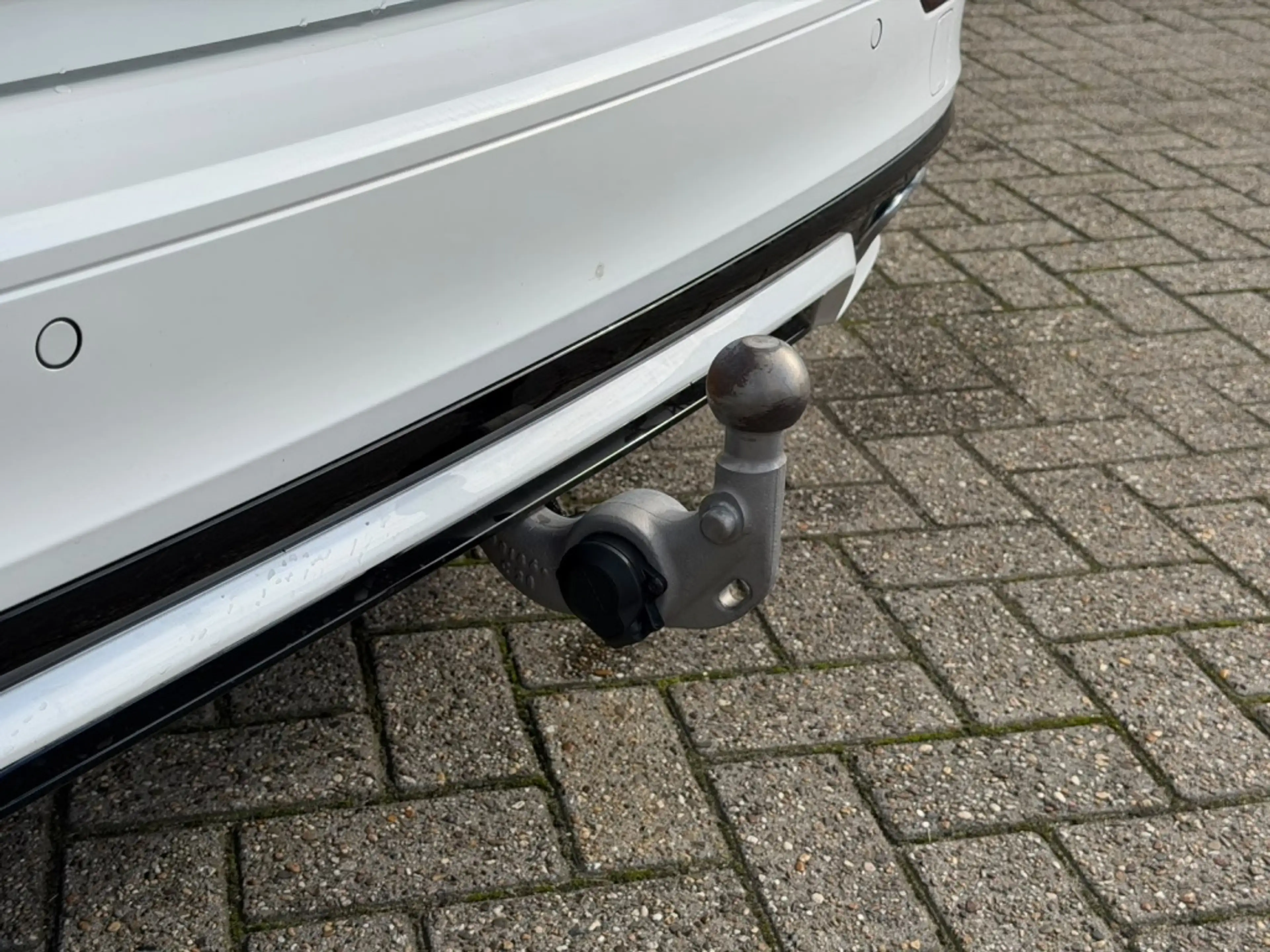 Volvo V60 2.0 B3 R-Design — photo 16