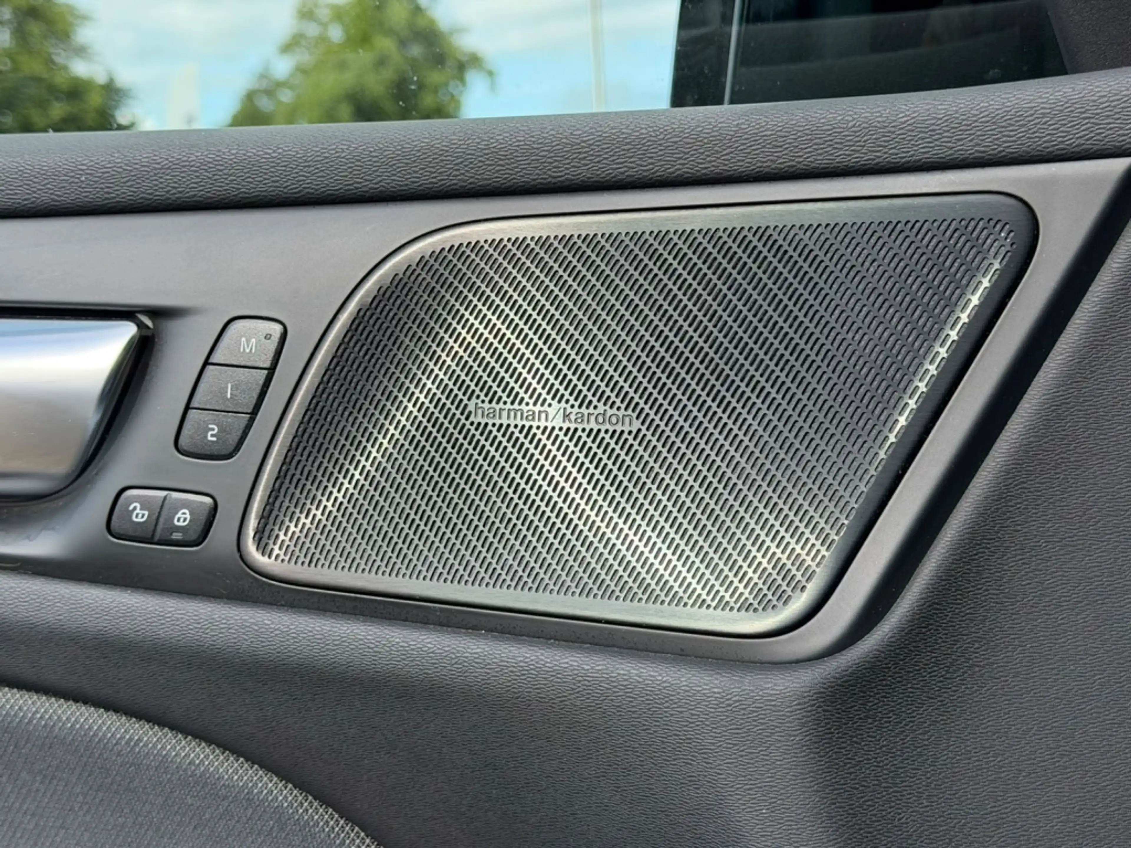 Volvo V60 2.0 B3 R-Design — photo 18