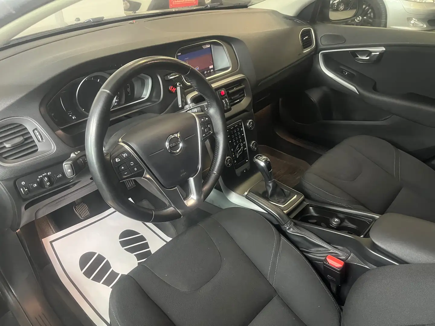 Volvo V40 Kinetic Schwarz - 2