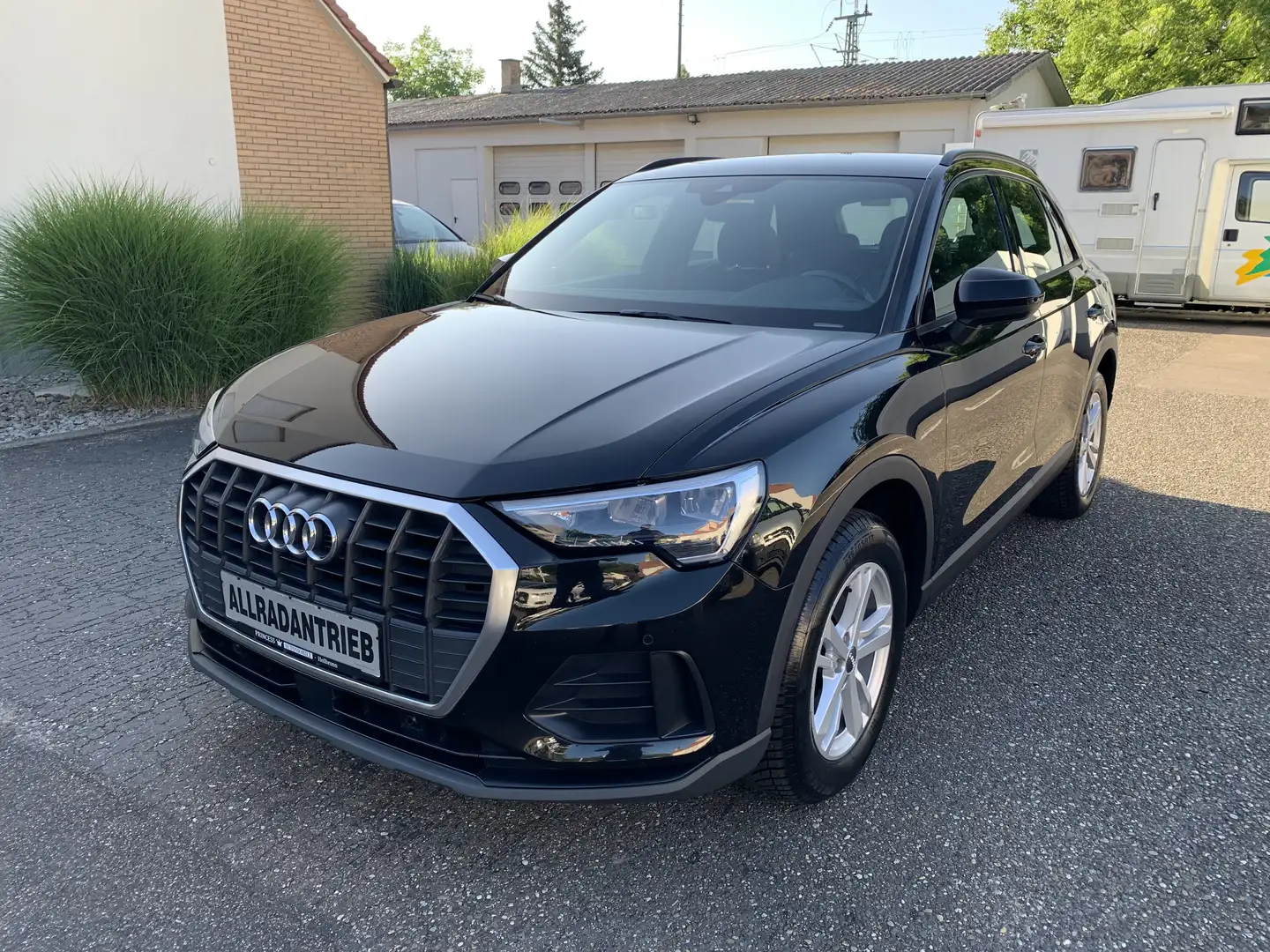 Audi Q3 35 TDI quattro S-tronic S-line *Leder*Navi*AHK*LED Noir - 1