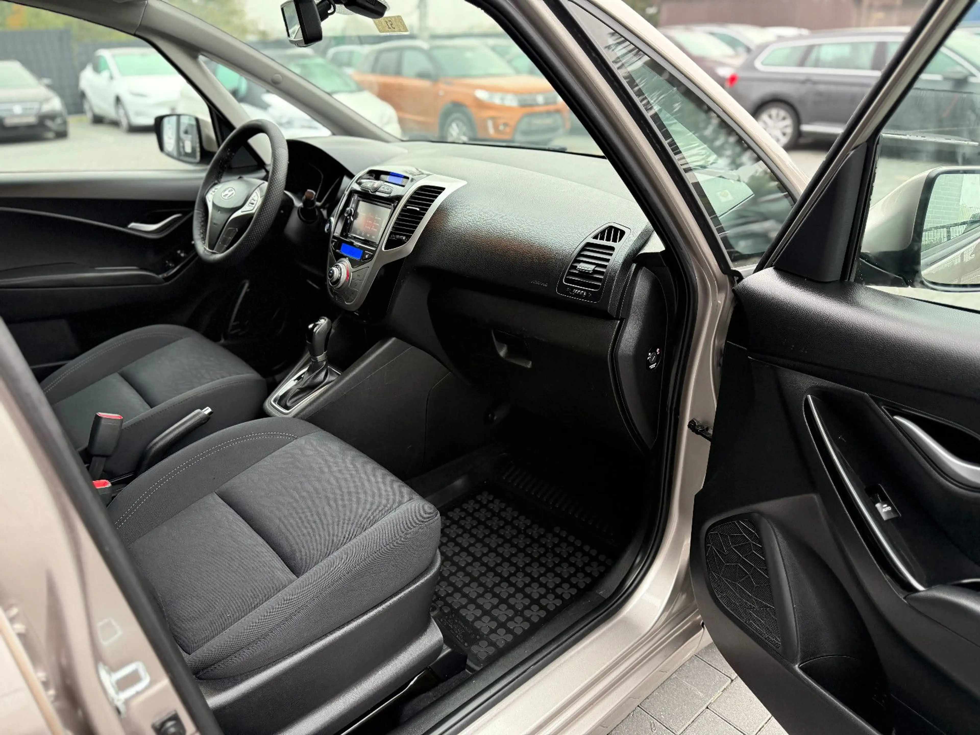 Hyundai iX20 1.6YES! Plus*Automatik*Klima*Kamera*AHK*SHZ — photo 10