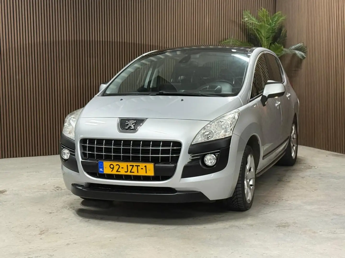 Peugeot 3008 1.6 THP Première Grey - 2