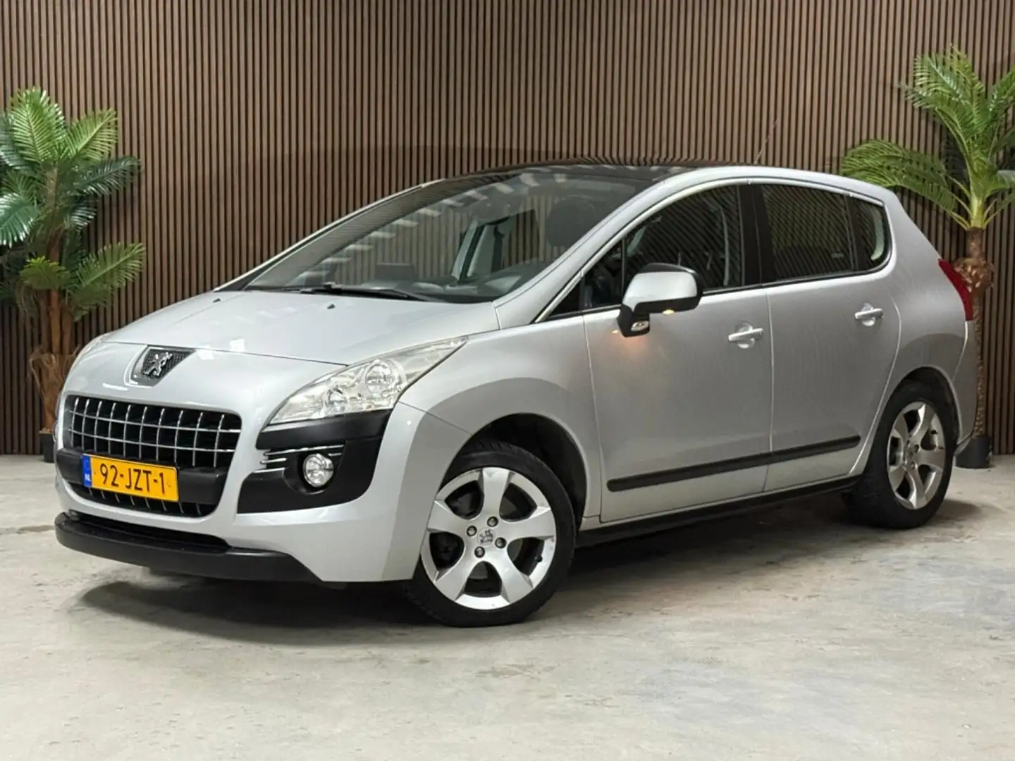 Peugeot 3008 1.6 THP Première Grey - 1