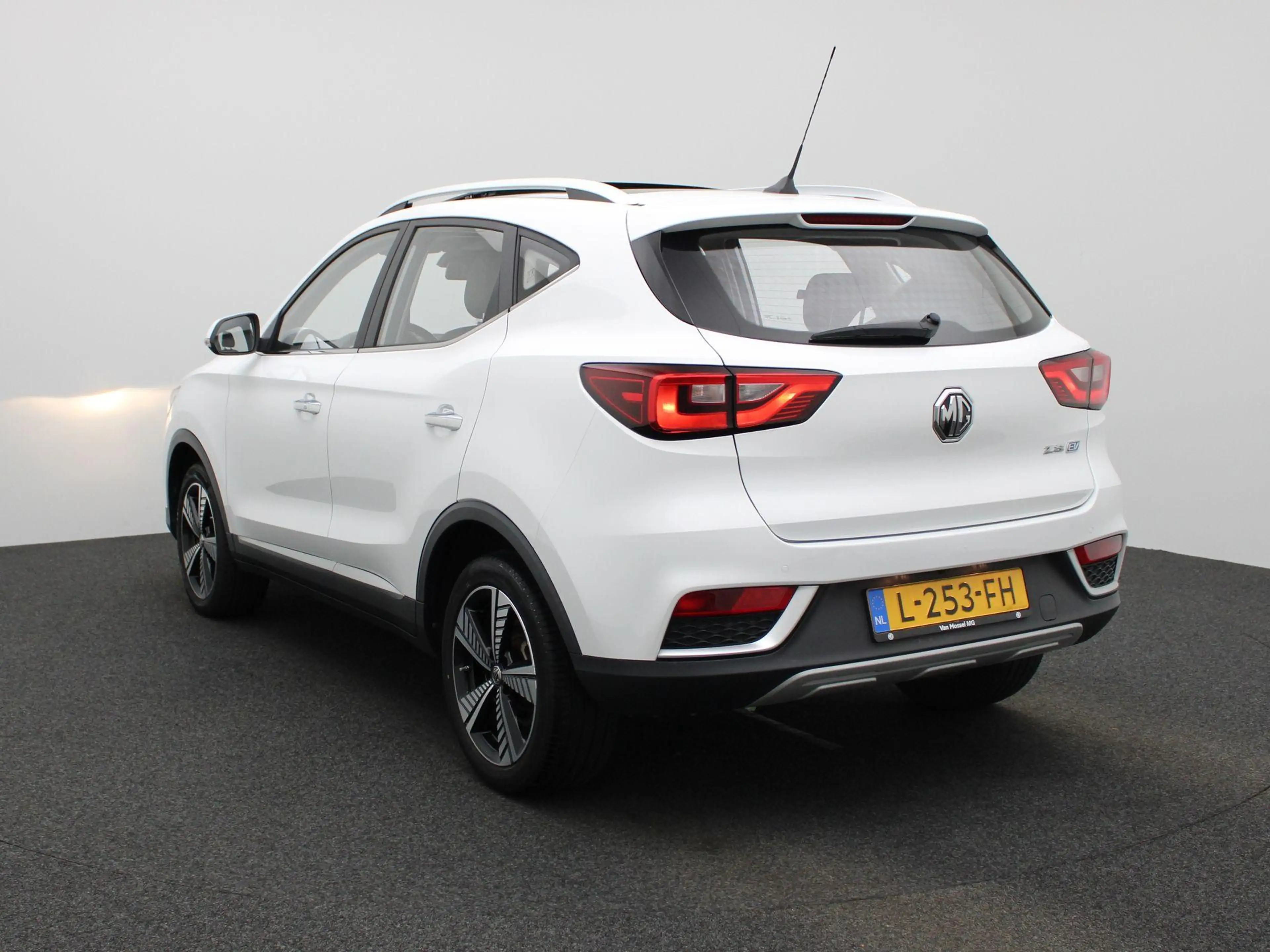 MG ZS EV Luxury 45 kWh Mg Mg zs ev — photo 2