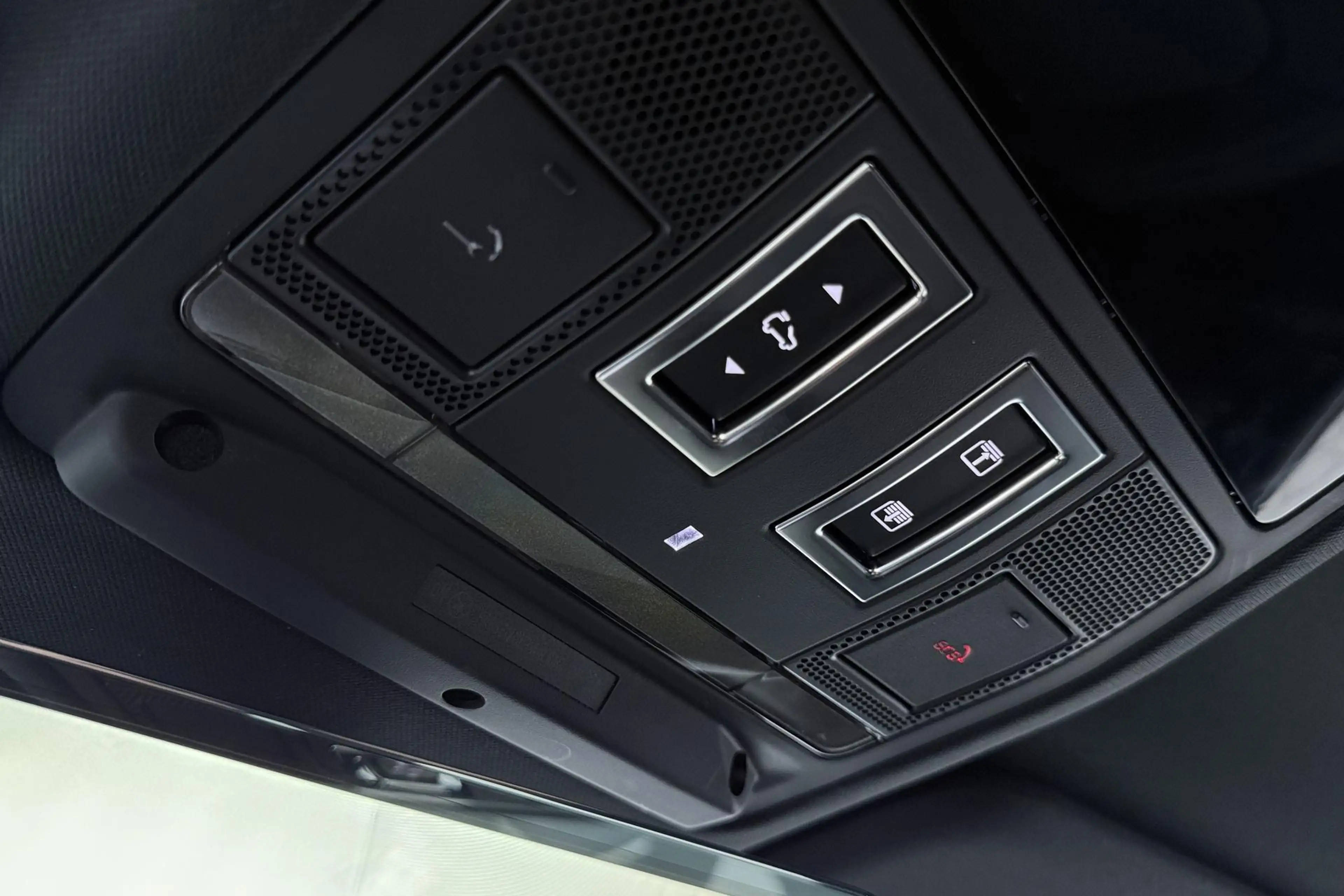 Land Rover Defender 2.0 P300e 110 X-Dynamic HSE | 6-Persoons | Meridia — photo 34