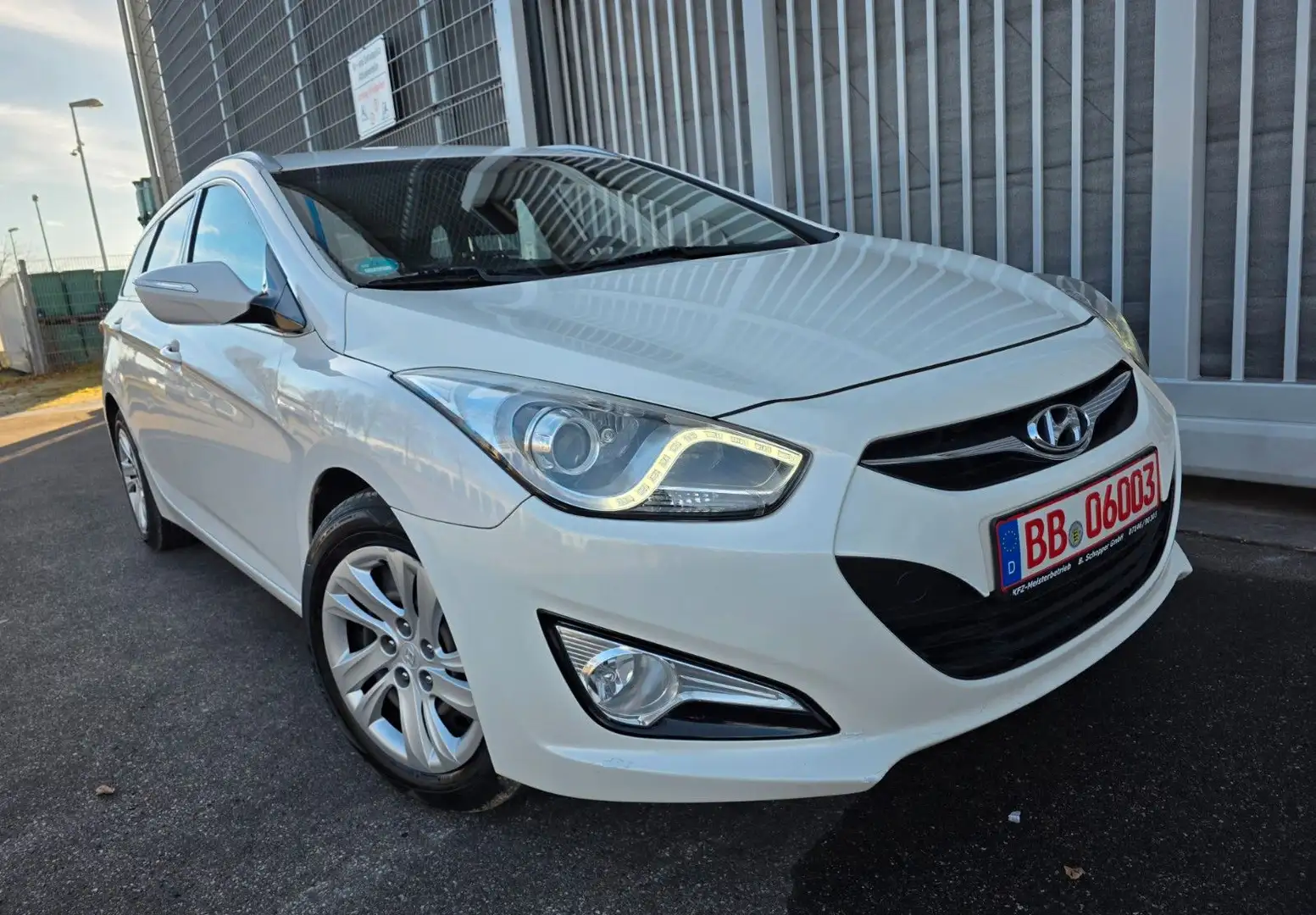 Hyundai i40 /GARANTIE/TÜV NEU/PDC/135PS/TEMP./KLIMA Weiß - 1