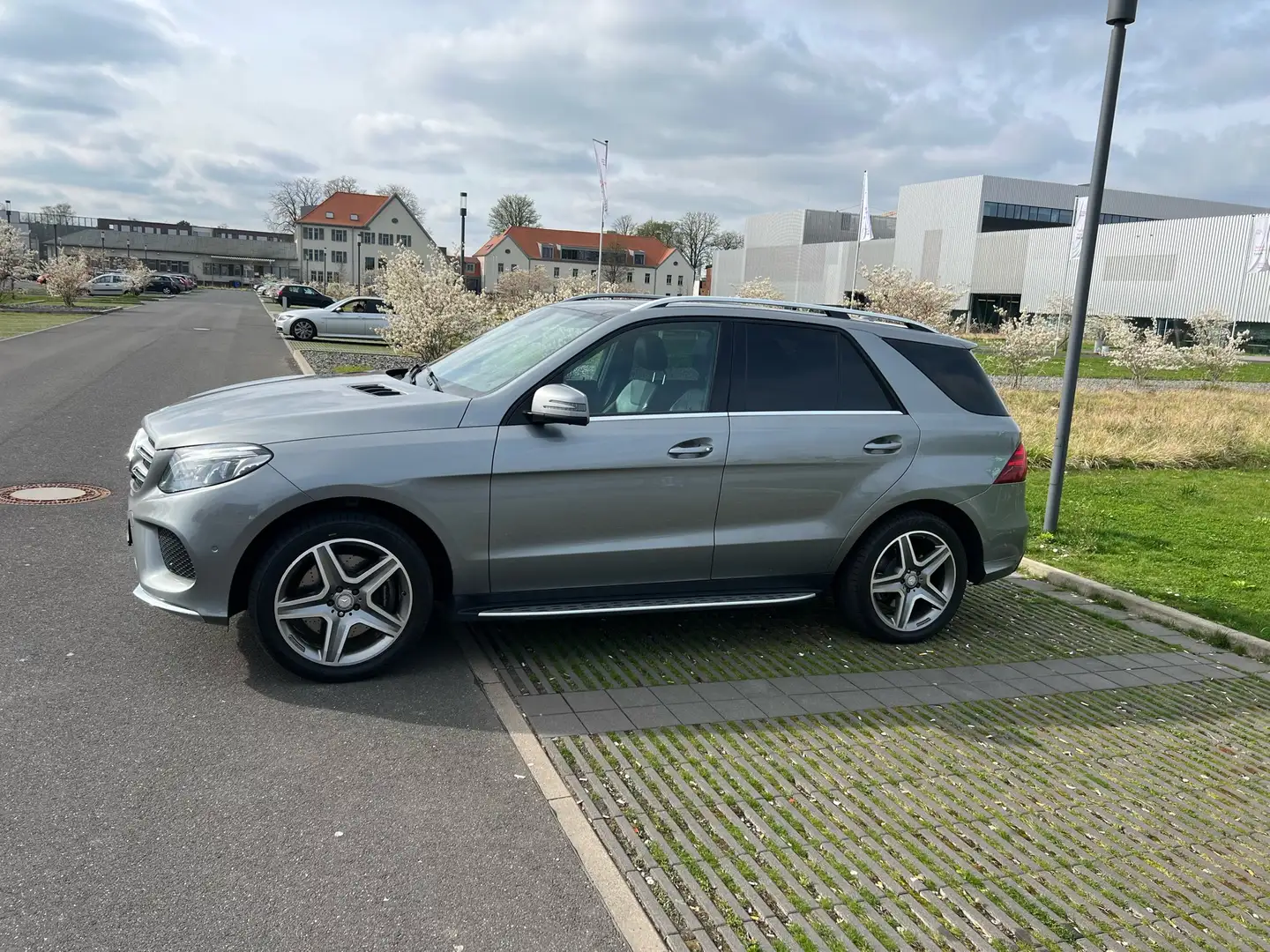 Mercedes-Benz GLE 500 e 4Matic 7G-TRONIC AMG Line Silber - 2