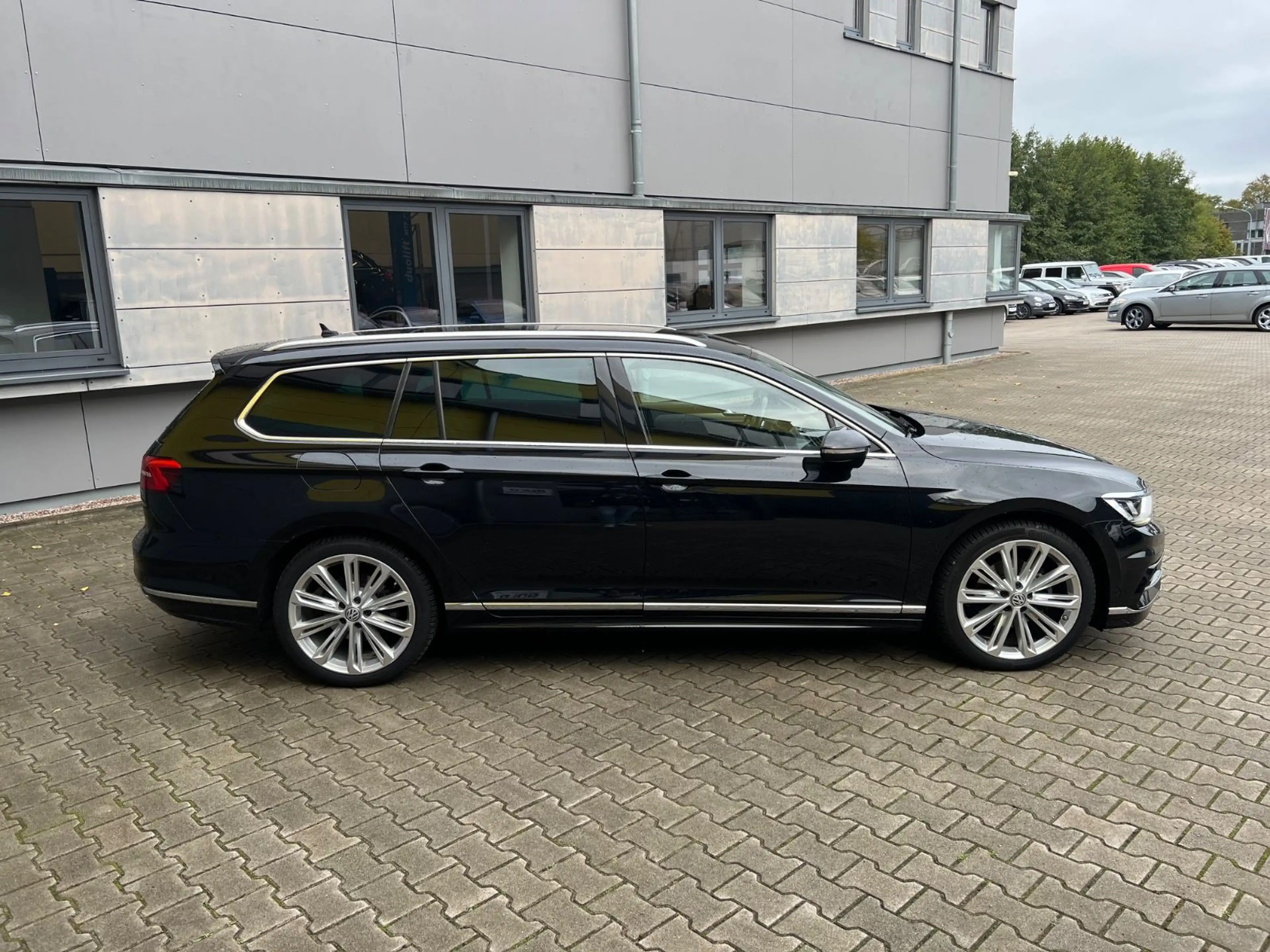 Volkswagen Passat Variant Highline/R LINE/LEDER/PANO/ACC — photo 7