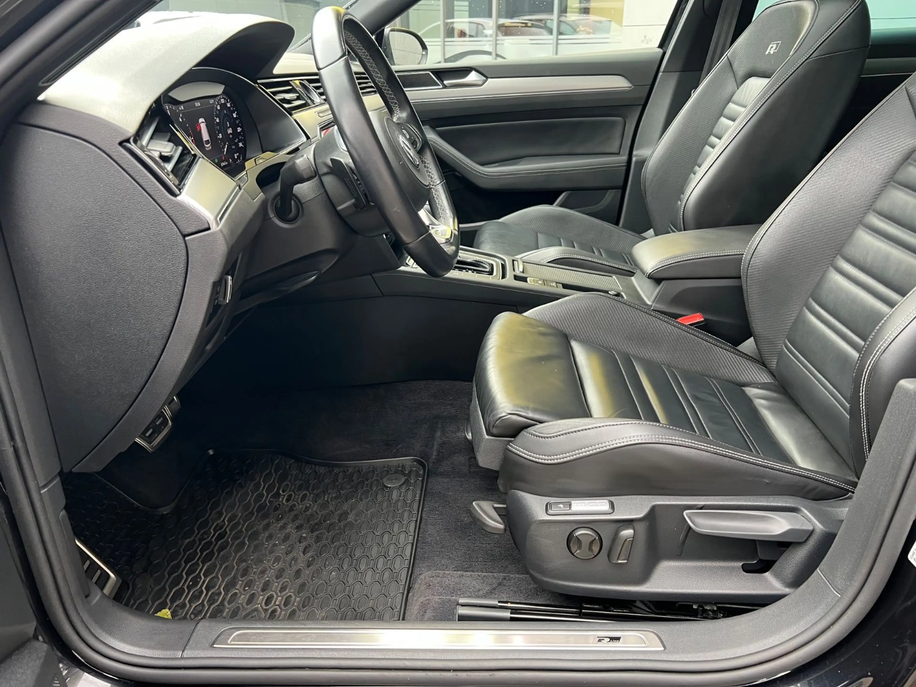 Volkswagen Passat Variant Highline/R LINE/LEDER/PANO/ACC — photo 11
