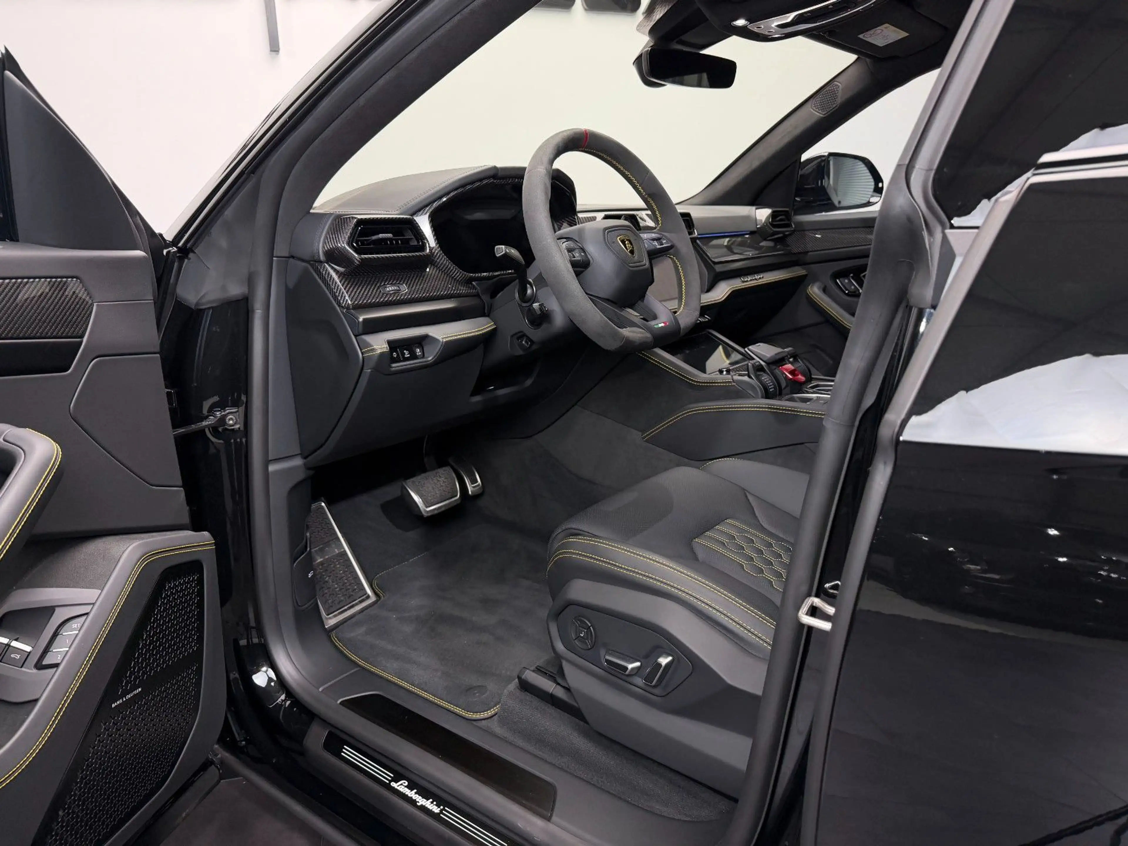 Lamborghini Urus 4.0 V8 PHEV SE Pano B&O Massage 360° Carbon — photo 11