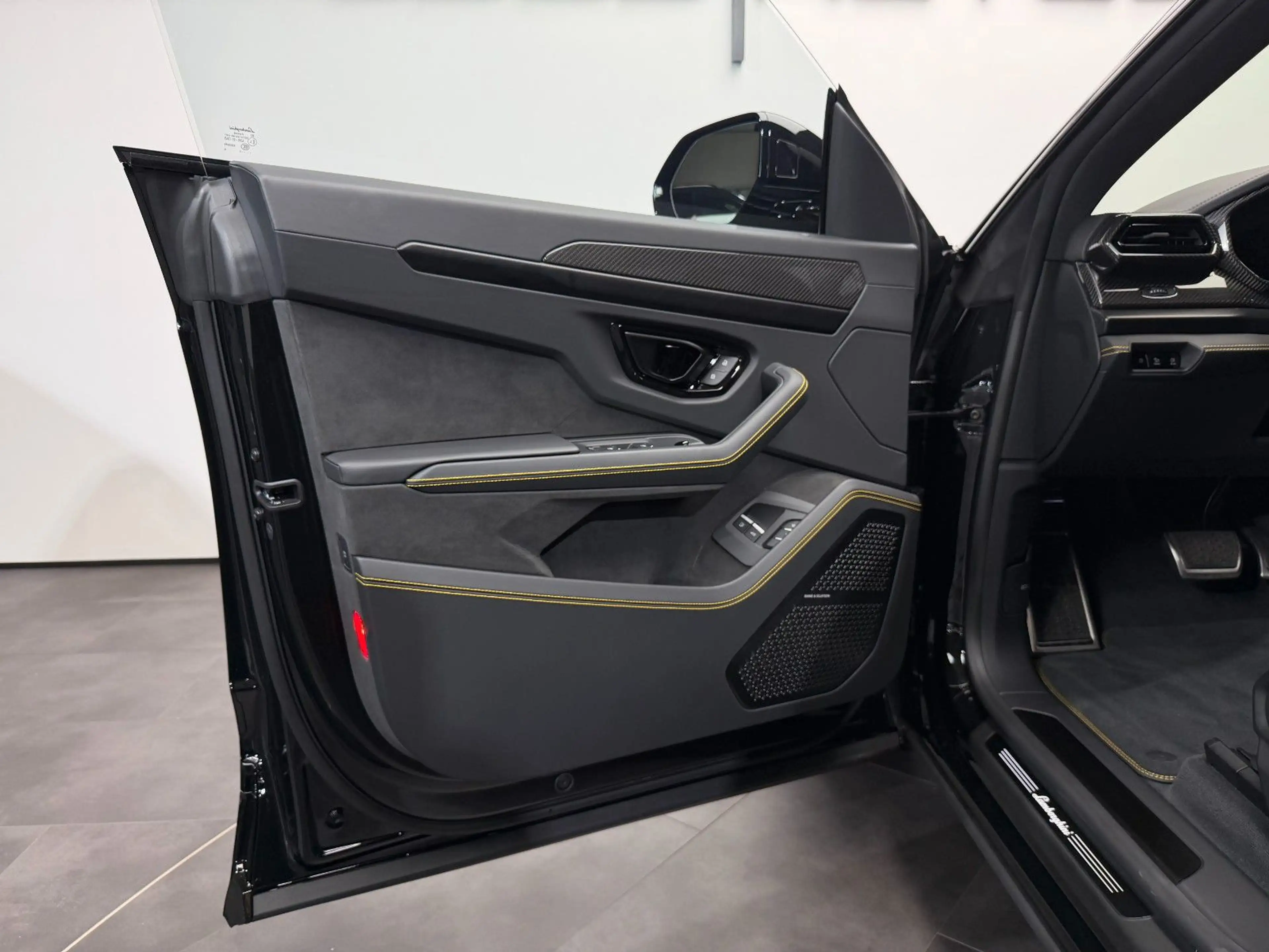 Lamborghini Urus 4.0 V8 PHEV SE Pano B&O Massage 360° Carbon — photo 12