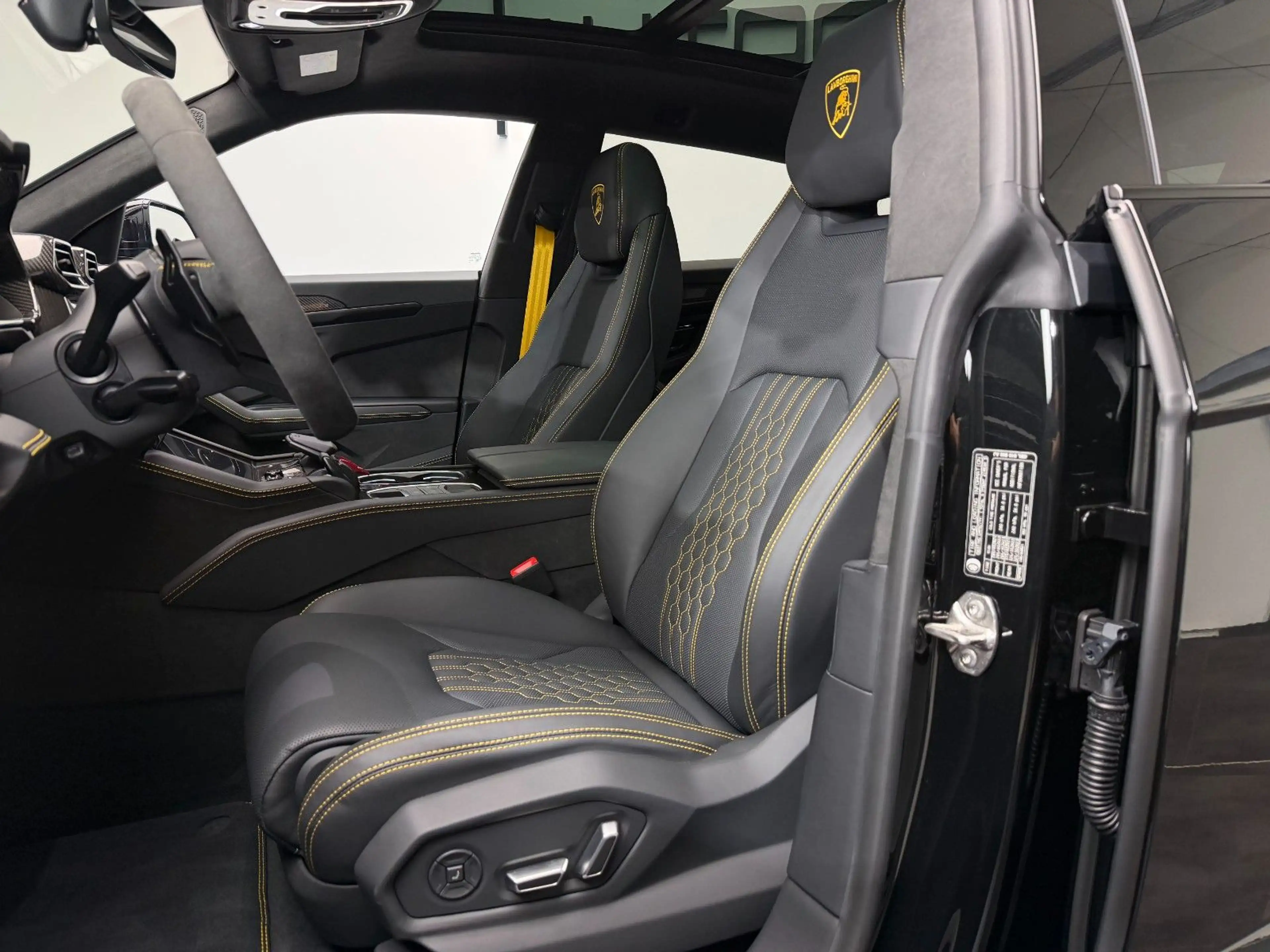Lamborghini Urus 4.0 V8 PHEV SE Pano B&O Massage 360° Carbon — photo 9