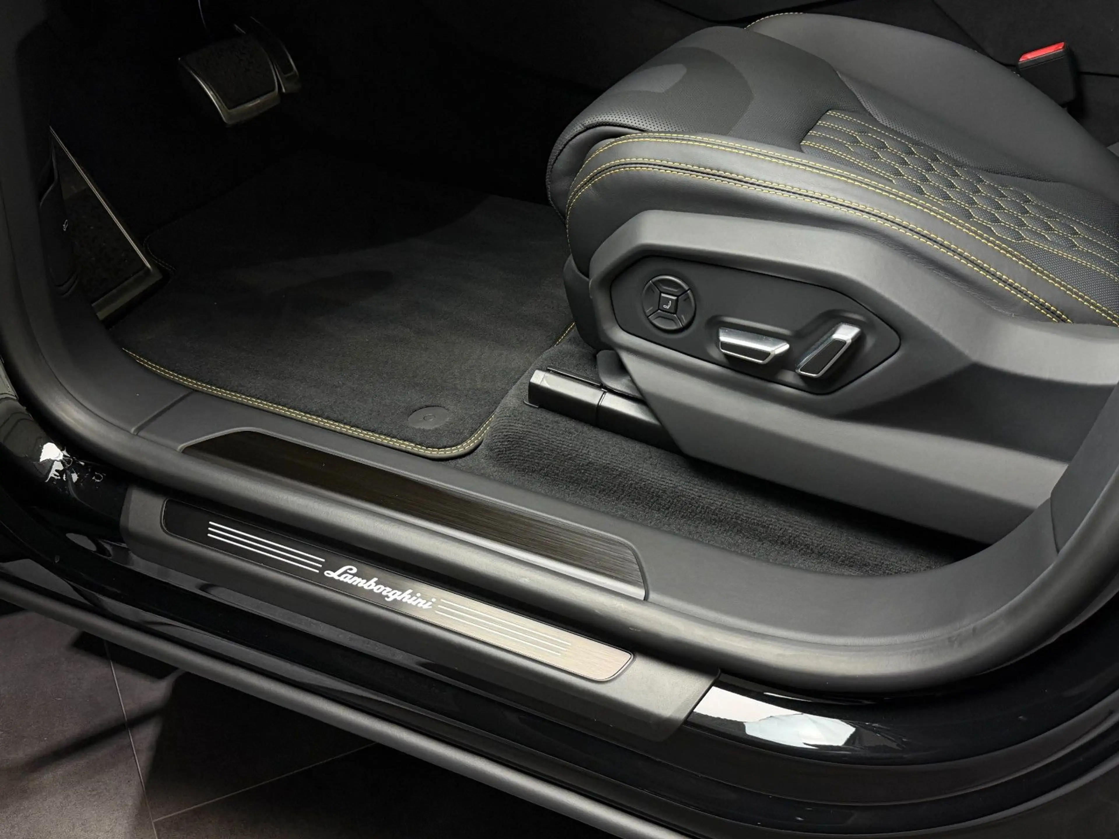 Lamborghini Urus 4.0 V8 PHEV SE Pano B&O Massage 360° Carbon — photo 10