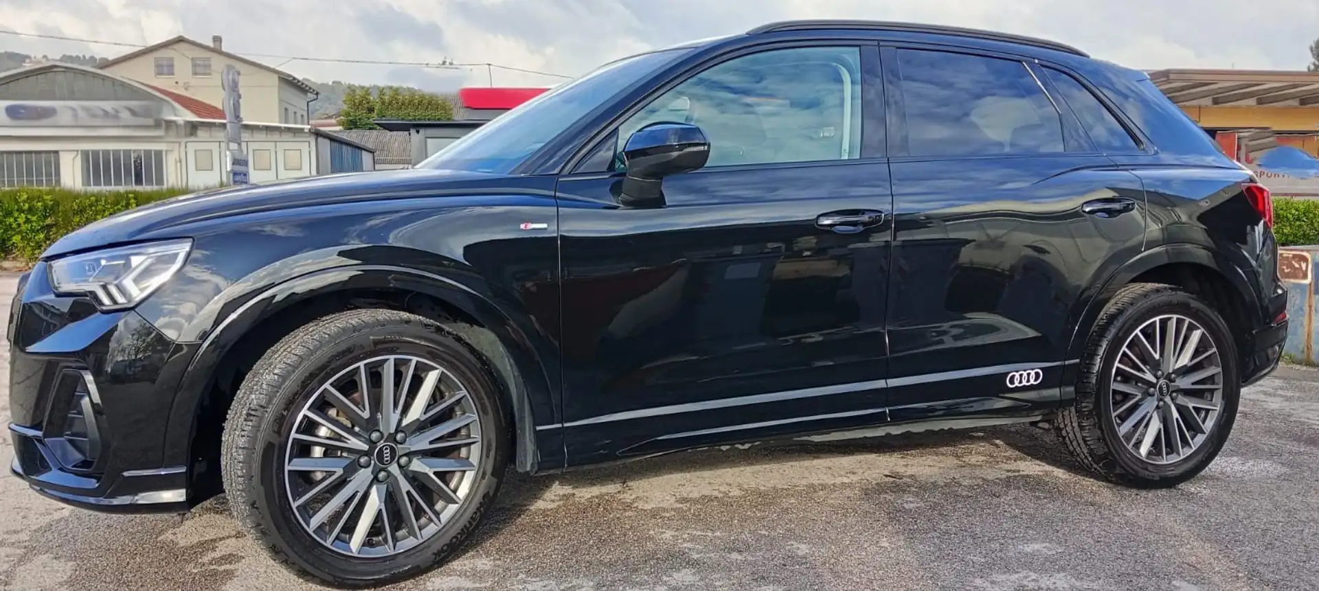 Audi Q3 Q3 II 2018 35 1.5 tfsi S line edition Schwarz - 1