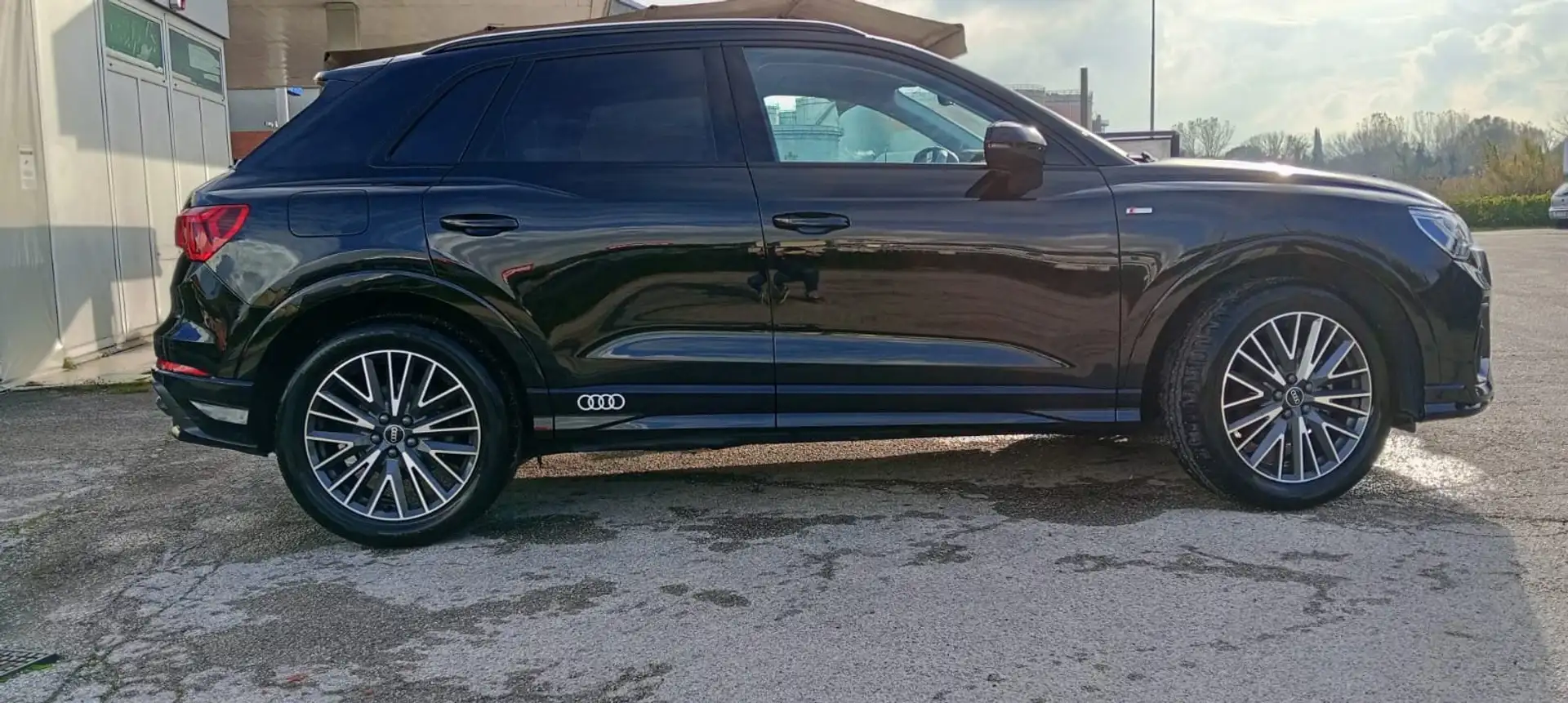 Audi Q3 Q3 II 2018 35 1.5 tfsi S line edition Schwarz - 2