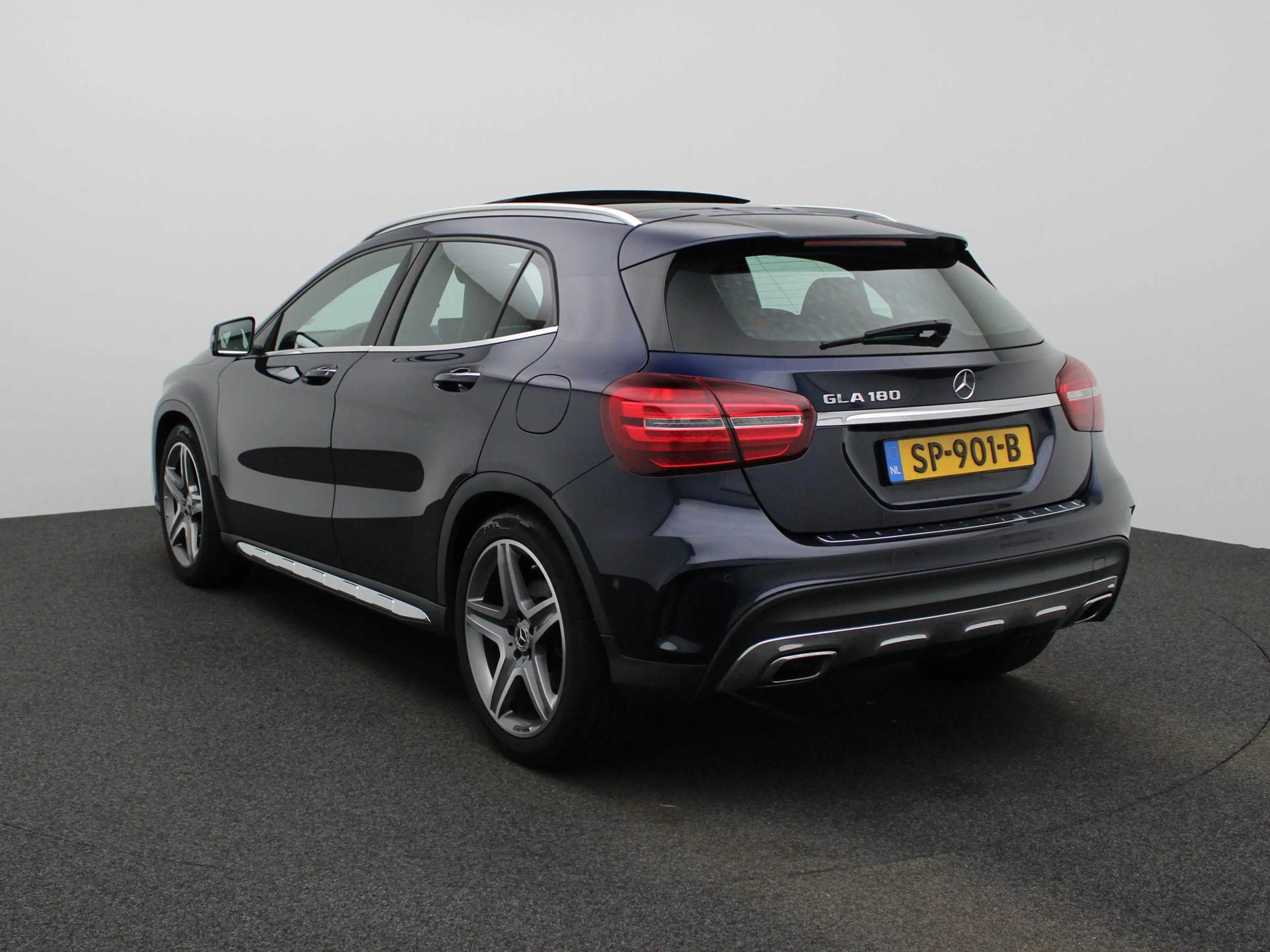 Mercedes-Benz GLA 180 Business Solution AMG | Panoramadak | Achteruitrij — photo 2