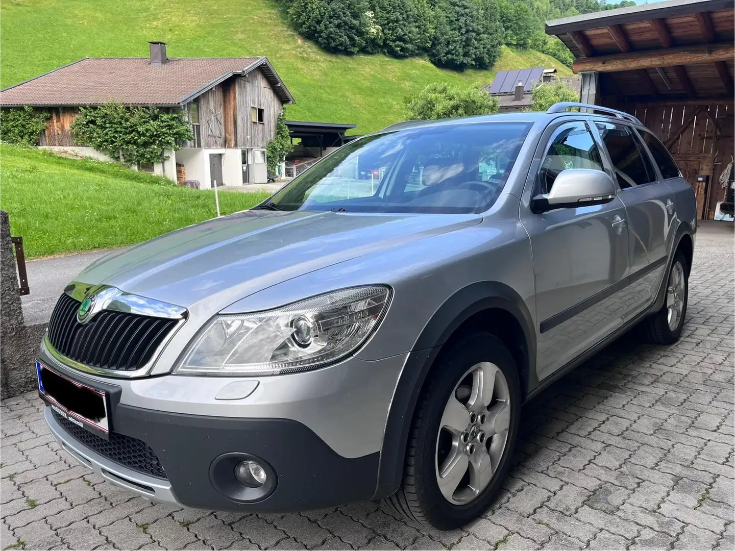 Skoda Octavia Combi 2,0 Scout TDI CR DPF 4x4 DSG Silber - 1