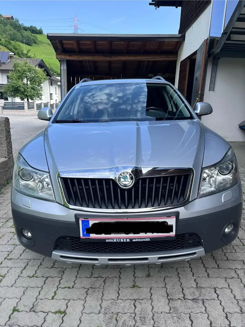 Skoda Octavia Combi 2,0 Scout TDI CR DPF 4x4 DSG Silber - 2