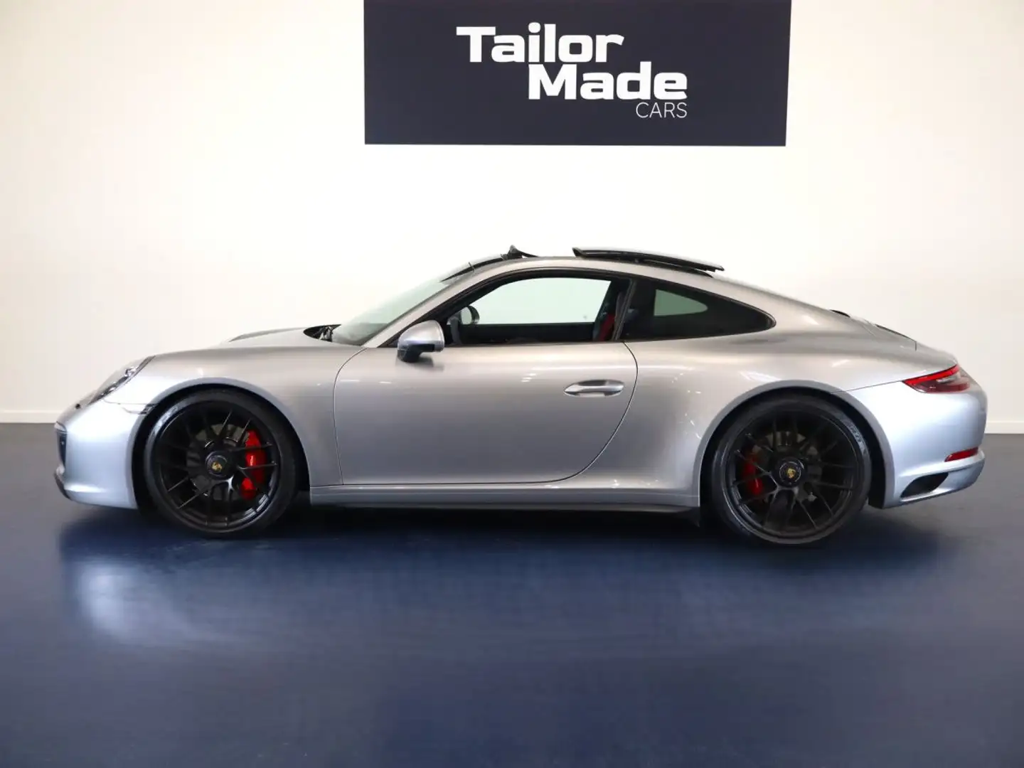 Porsche 911 Carrera GTS - 2