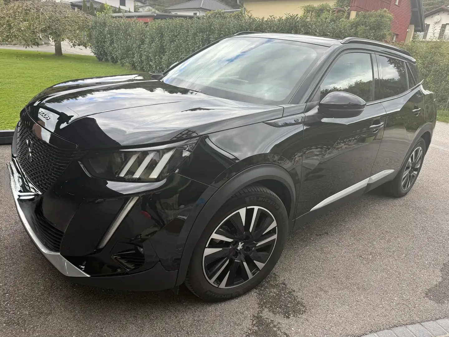 Peugeot 2008 e 2008 GT - 2