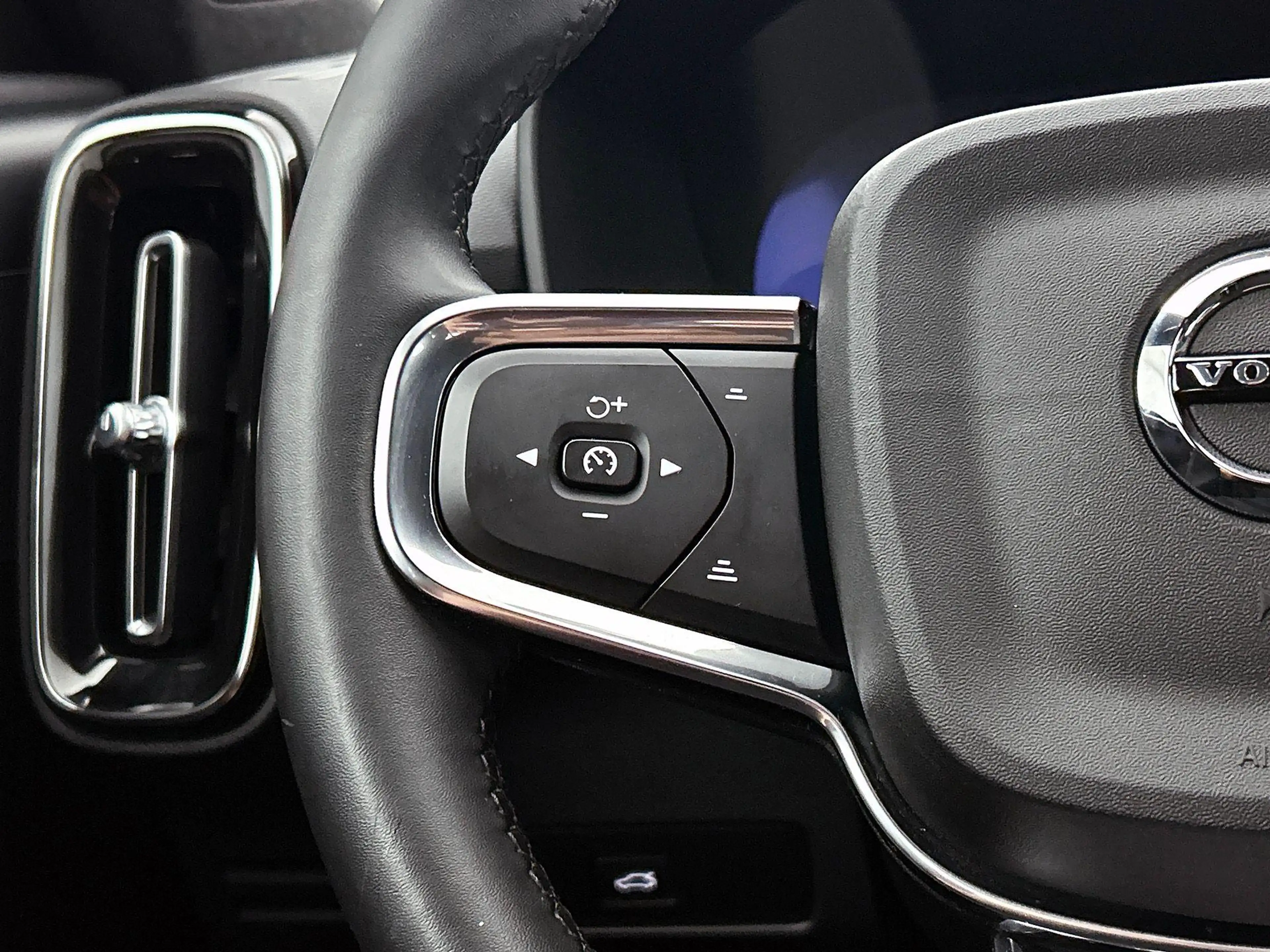Volvo XC40 Single Motor Extended Range Plus 82 kWh — photo 6