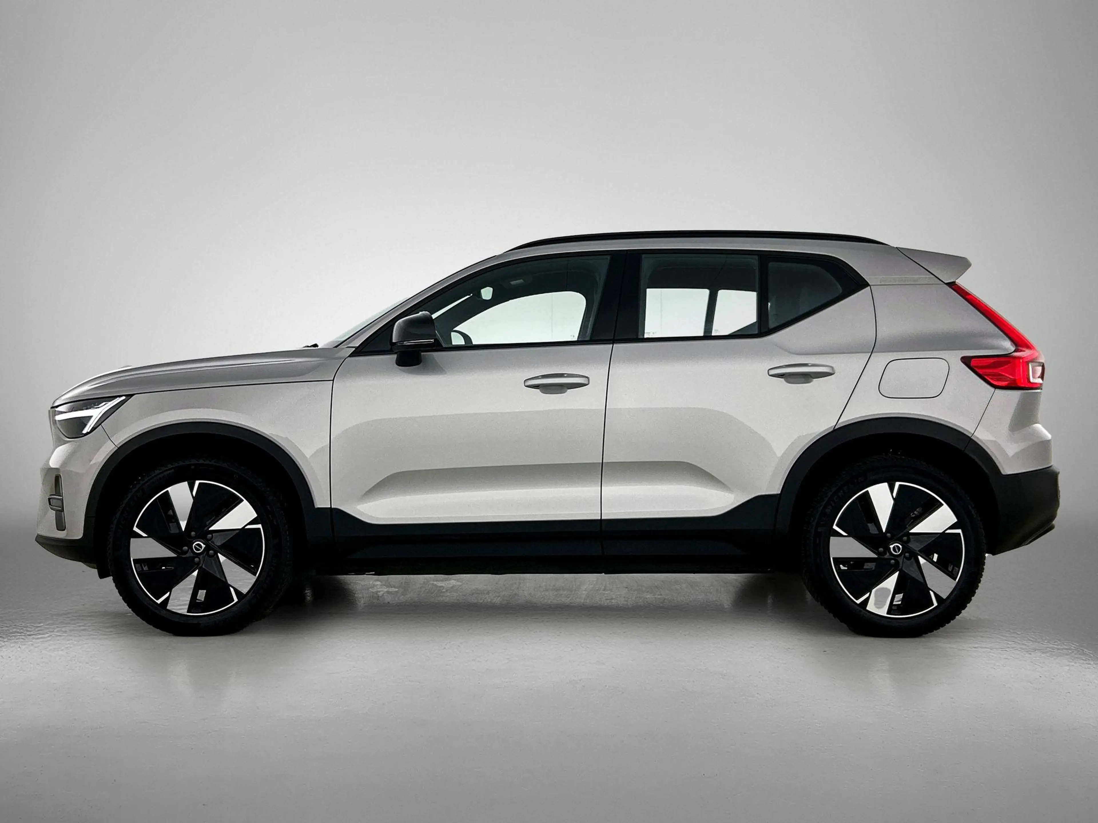 Volvo XC40 Single Motor Extended Range Plus 82 kWh — photo 2