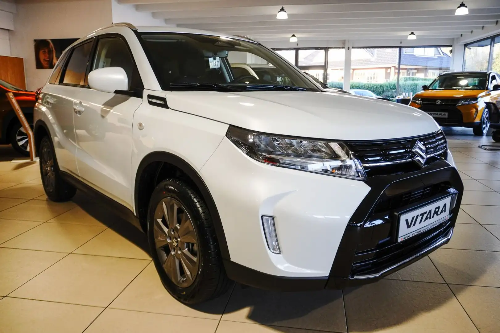 Suzuki Vitara 1.5 HYBRID Comfort AUTOMATIK 4x4 Weiß - 1