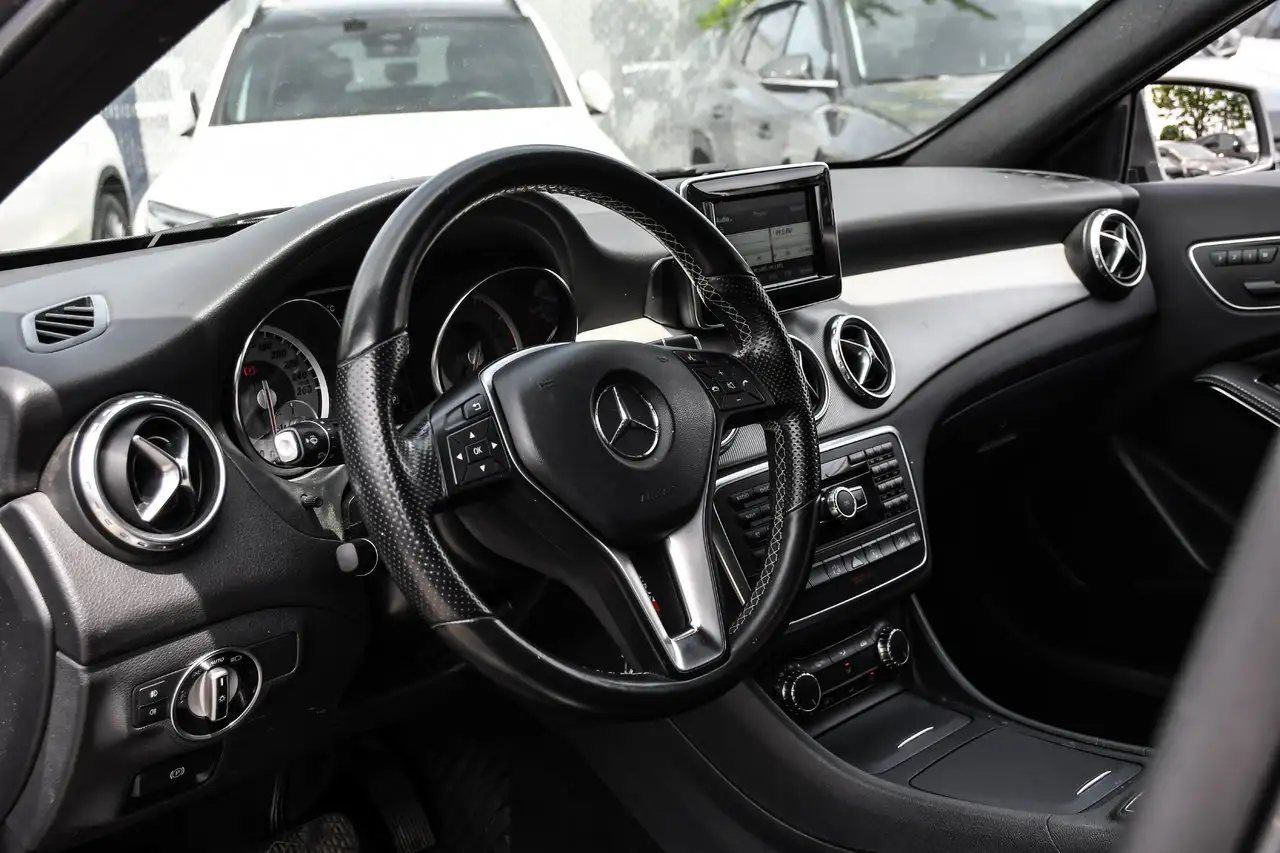 Mercedes-Benz GLA снимка Mercedes-Benz GLA