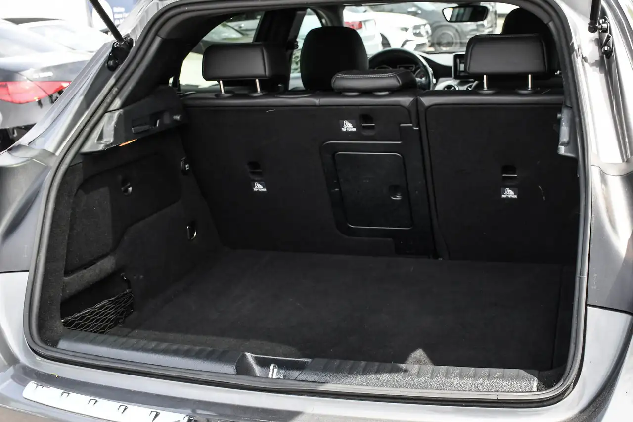 Mercedes-Benz GLA снимка Mercedes-Benz GLA
