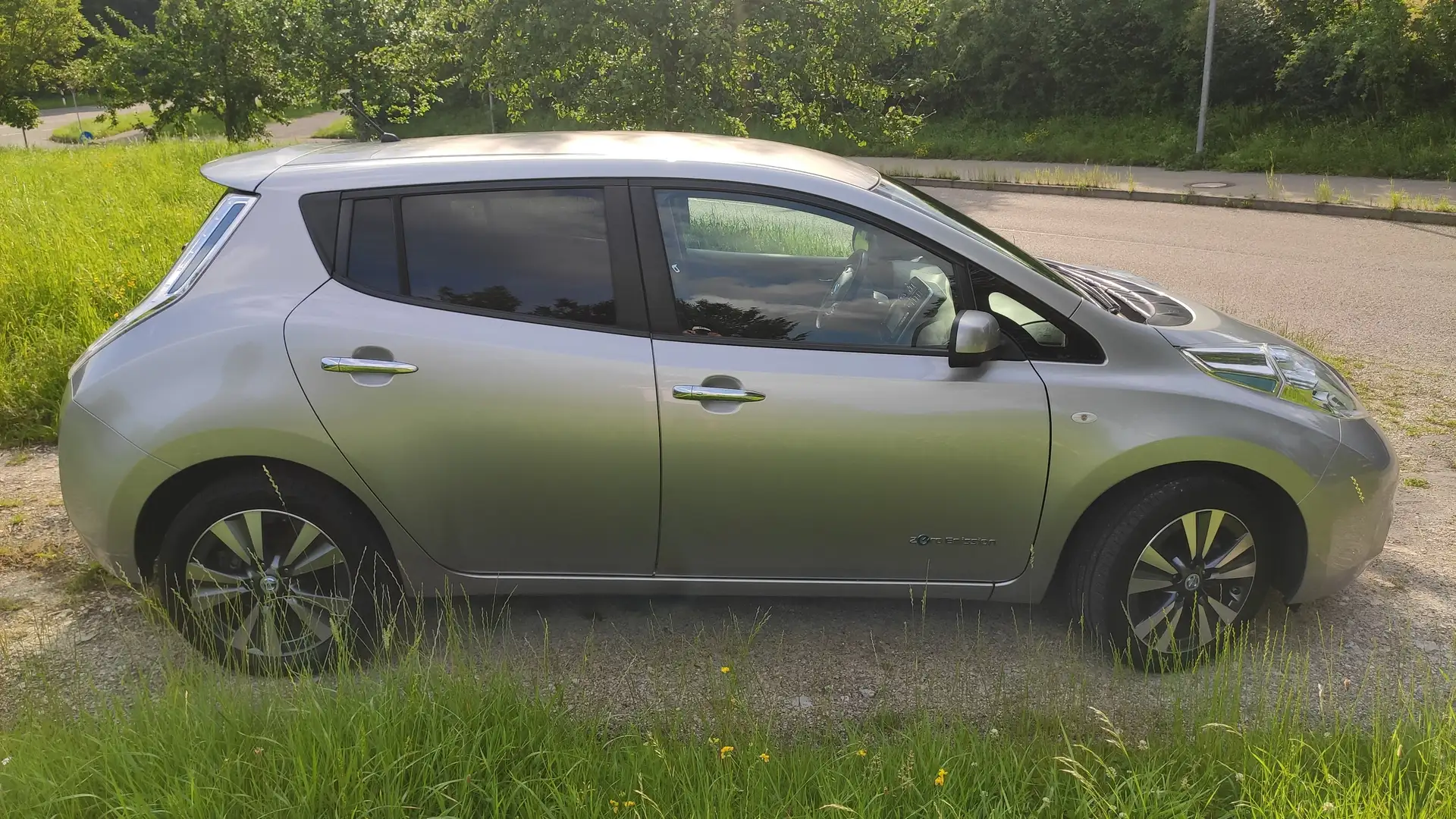 Nissan Leaf scheckheftgepfl., Vollausstattung Tekna, TOP Batt. Stříbrná - 2