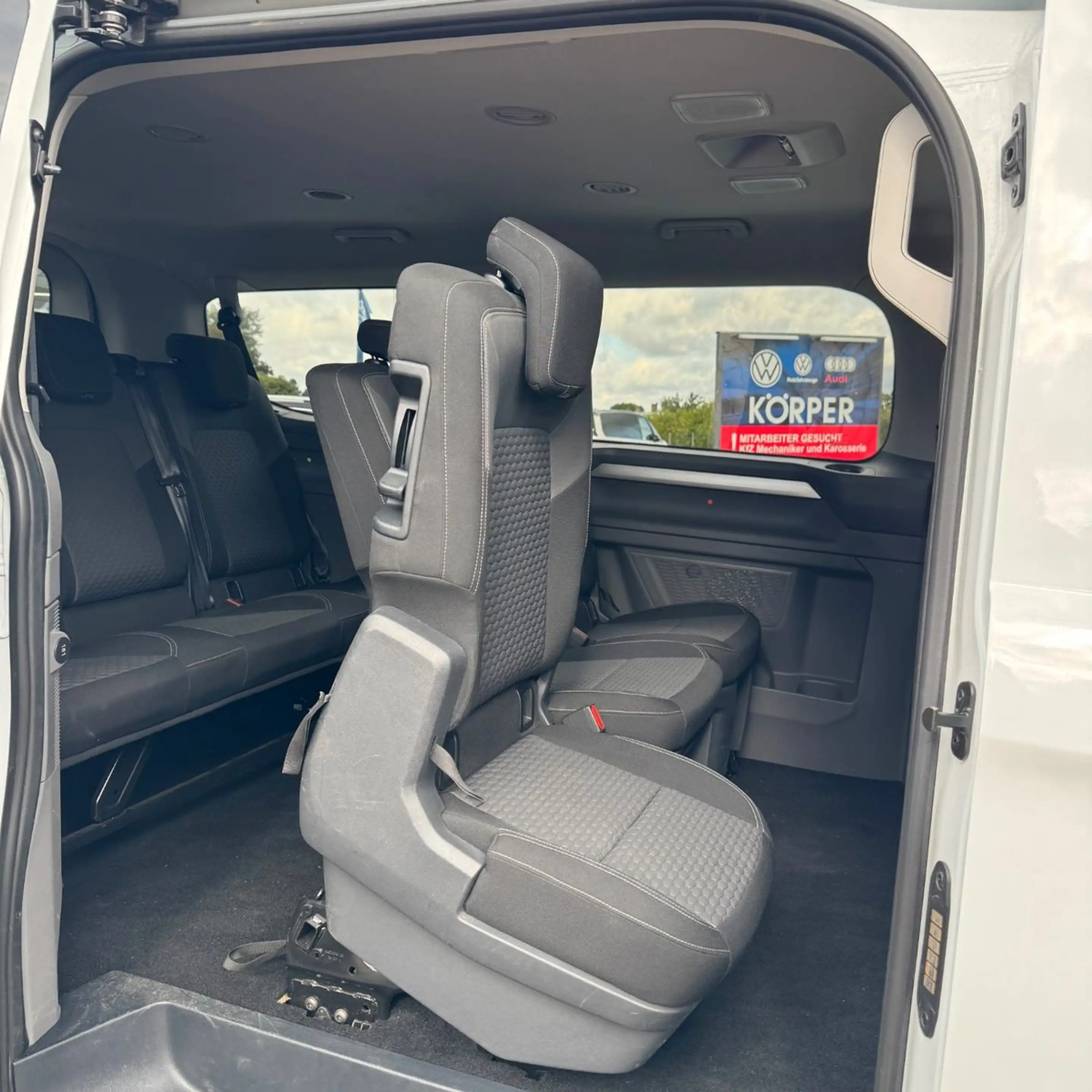 Volkswagen T7 Caravelle KR 2.0 TDI Life — photo 7